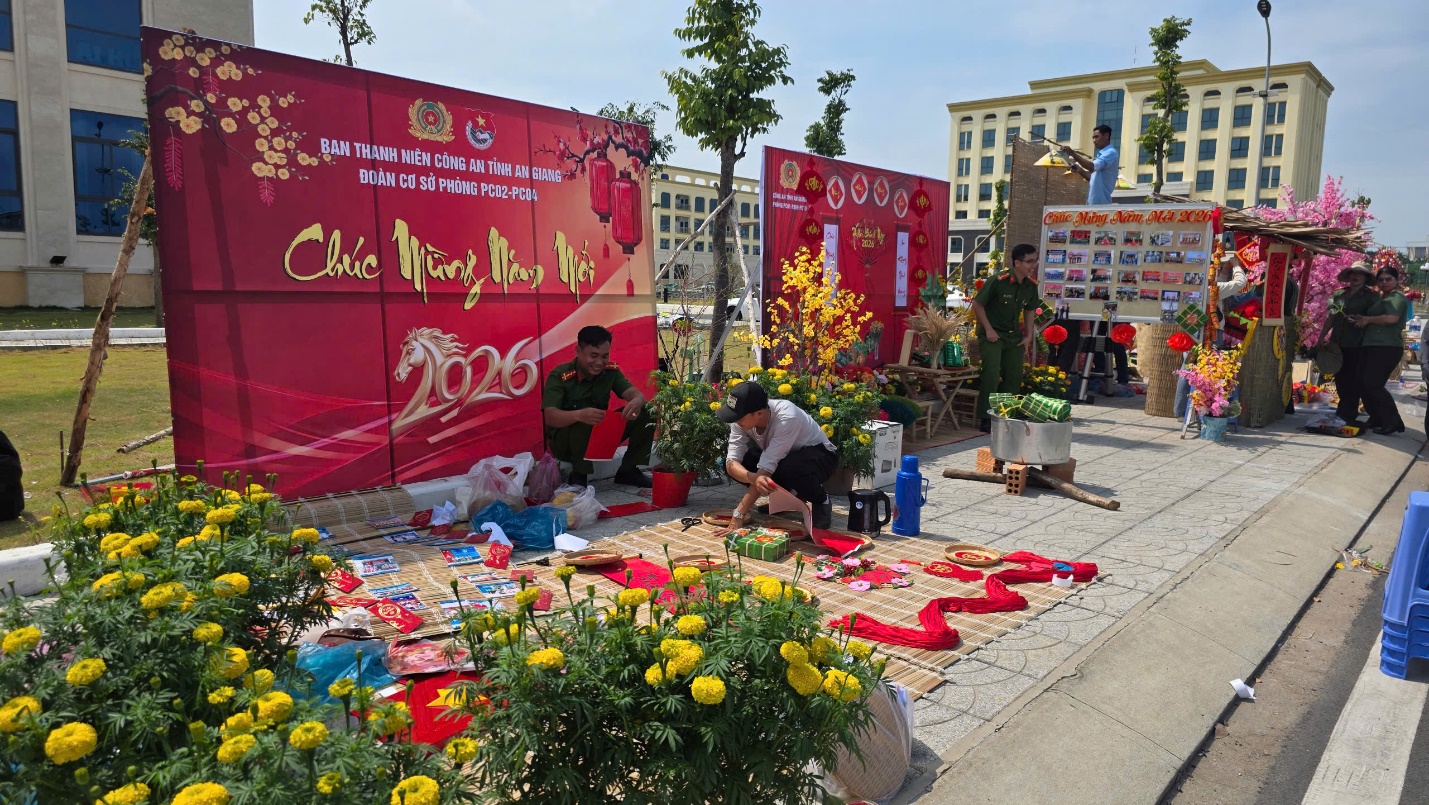 Rộn r&agrave;ng Phi&ecirc;n chợ Xu&acirc;n 2026 do C&ocirc;ng an tỉnh An Giang tổ chức cho cộng đồng - Ảnh 4.