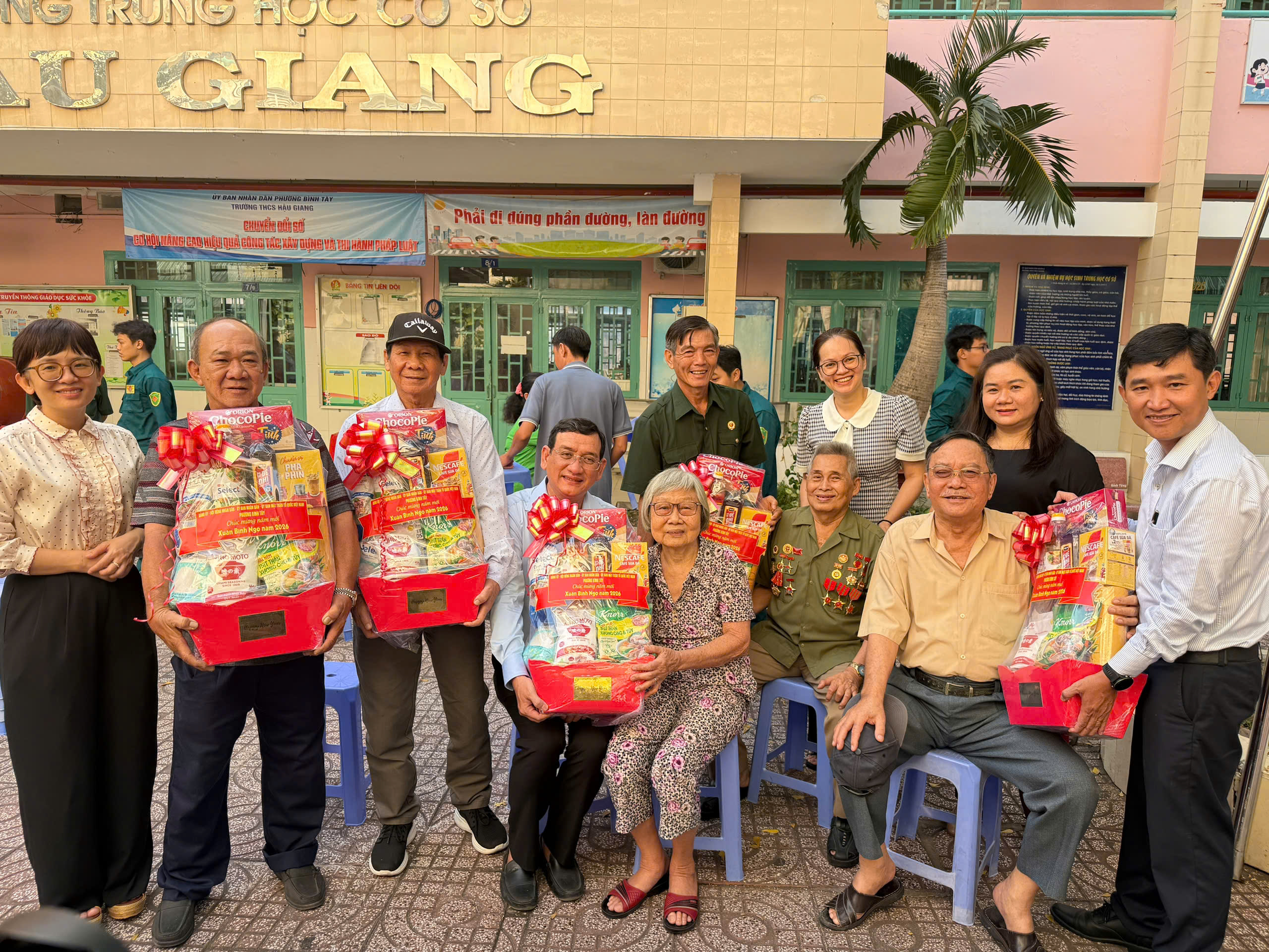 Phường Bình Tây gửi 200 phần quà đến người dân tại Ngày hội “Xuân đoàn kết - Tết nghĩa tình” - Ảnh 7.