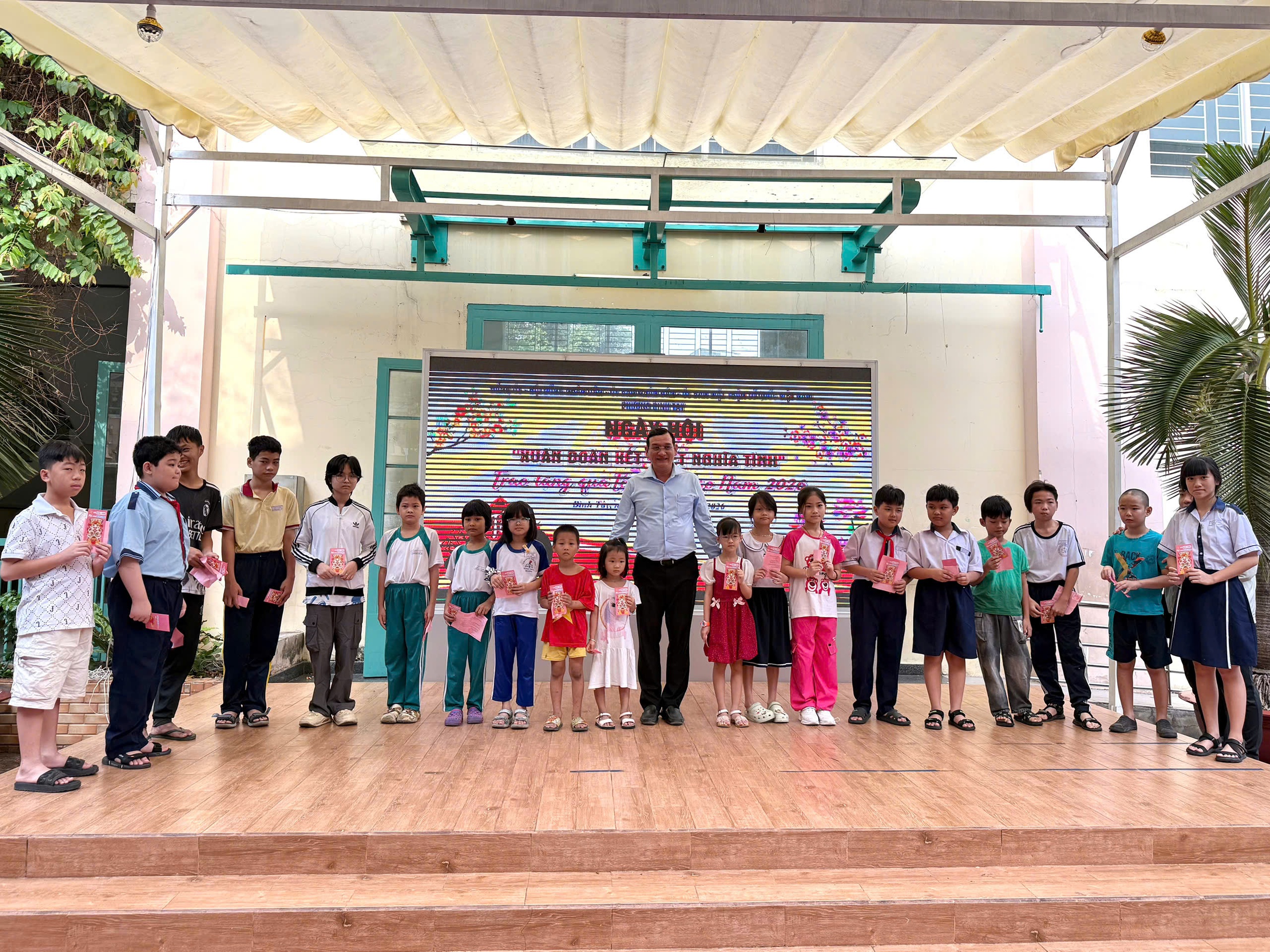 Phường Bình Tây gửi 200 phần quà đến người dân tại Ngày hội “Xuân đoàn kết - Tết nghĩa tình” - Ảnh 9.