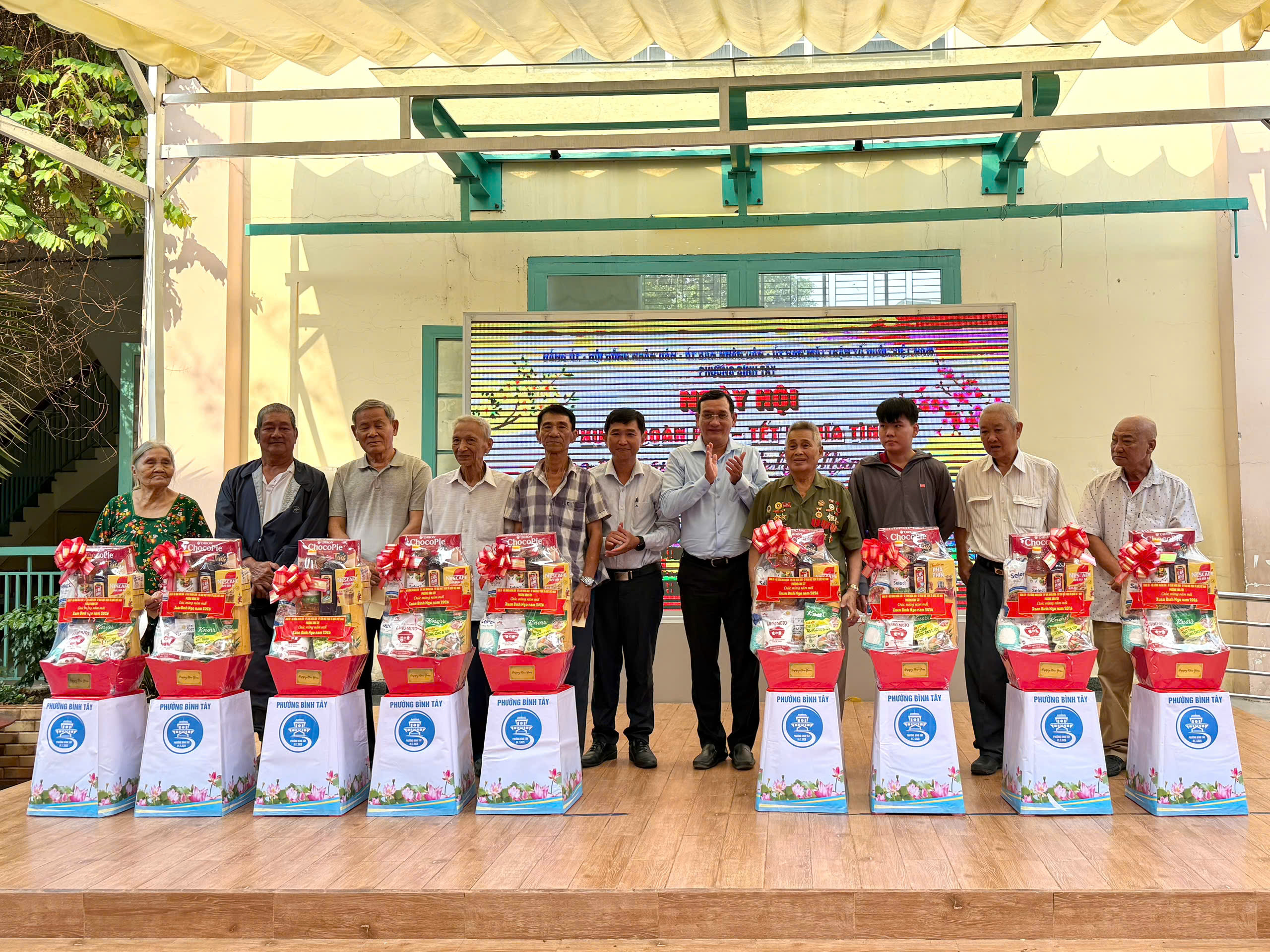 Phường Bình Tây gửi 200 phần quà đến người dân tại Ngày hội “Xuân đoàn kết - Tết nghĩa tình” - Ảnh 12.