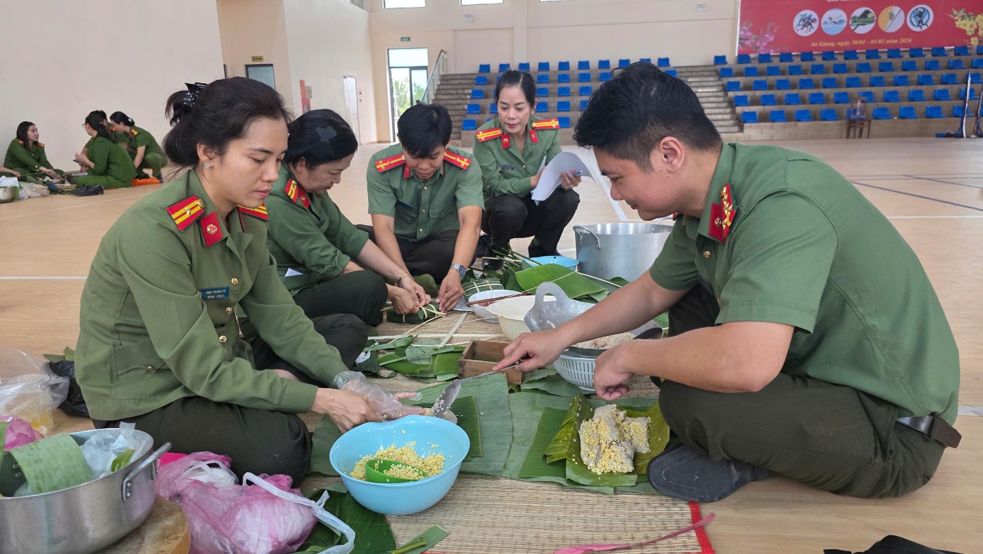 Rộn r&agrave;ng Phi&ecirc;n chợ Xu&acirc;n 2026 do C&ocirc;ng an tỉnh An Giang tổ chức cho cộng đồng - Ảnh 7.