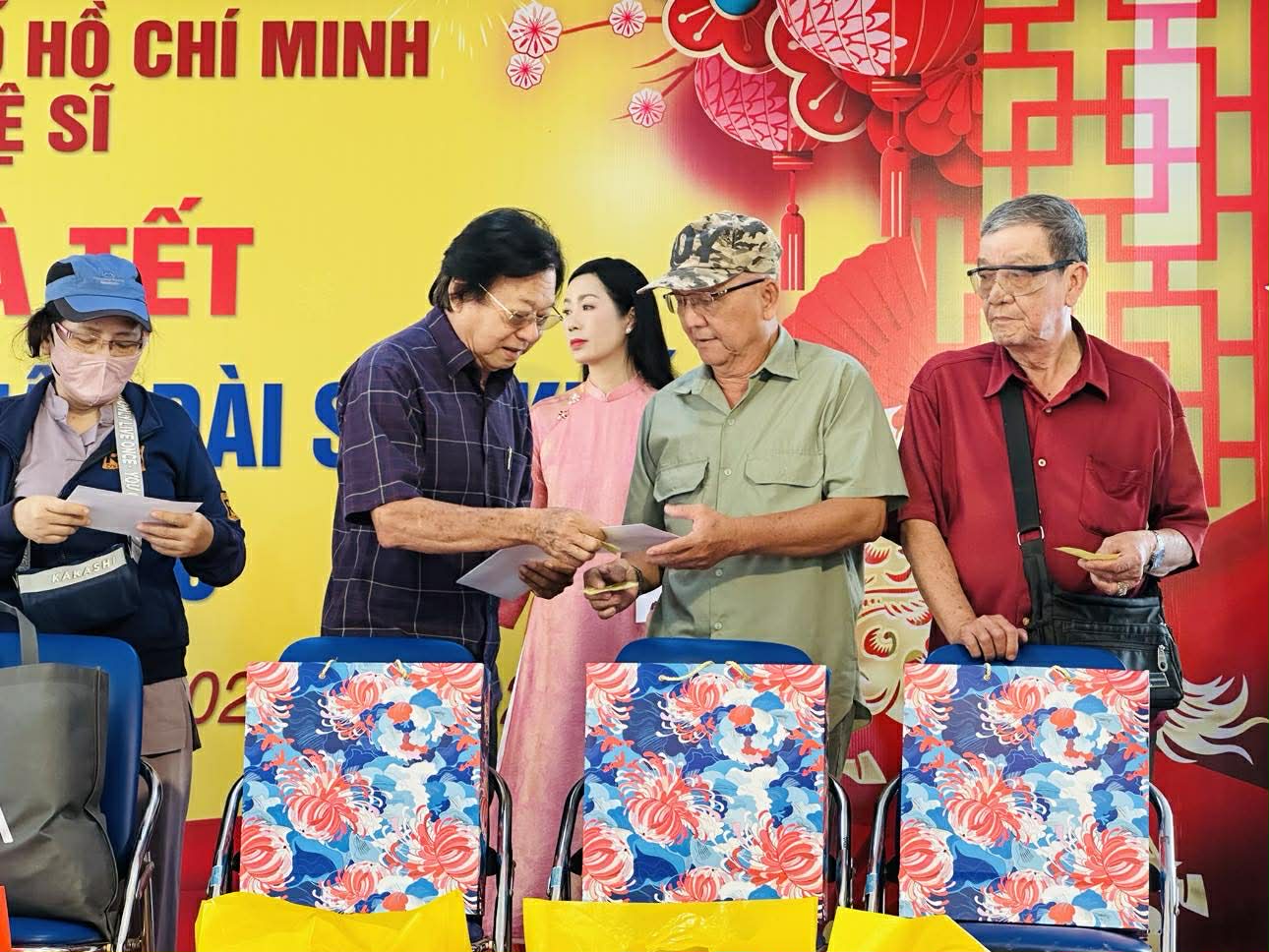 NSND Trịnh Kim Chi mang Tết đến sớm cho nghệ sĩ, công nhân sân khấu - Ảnh 3.