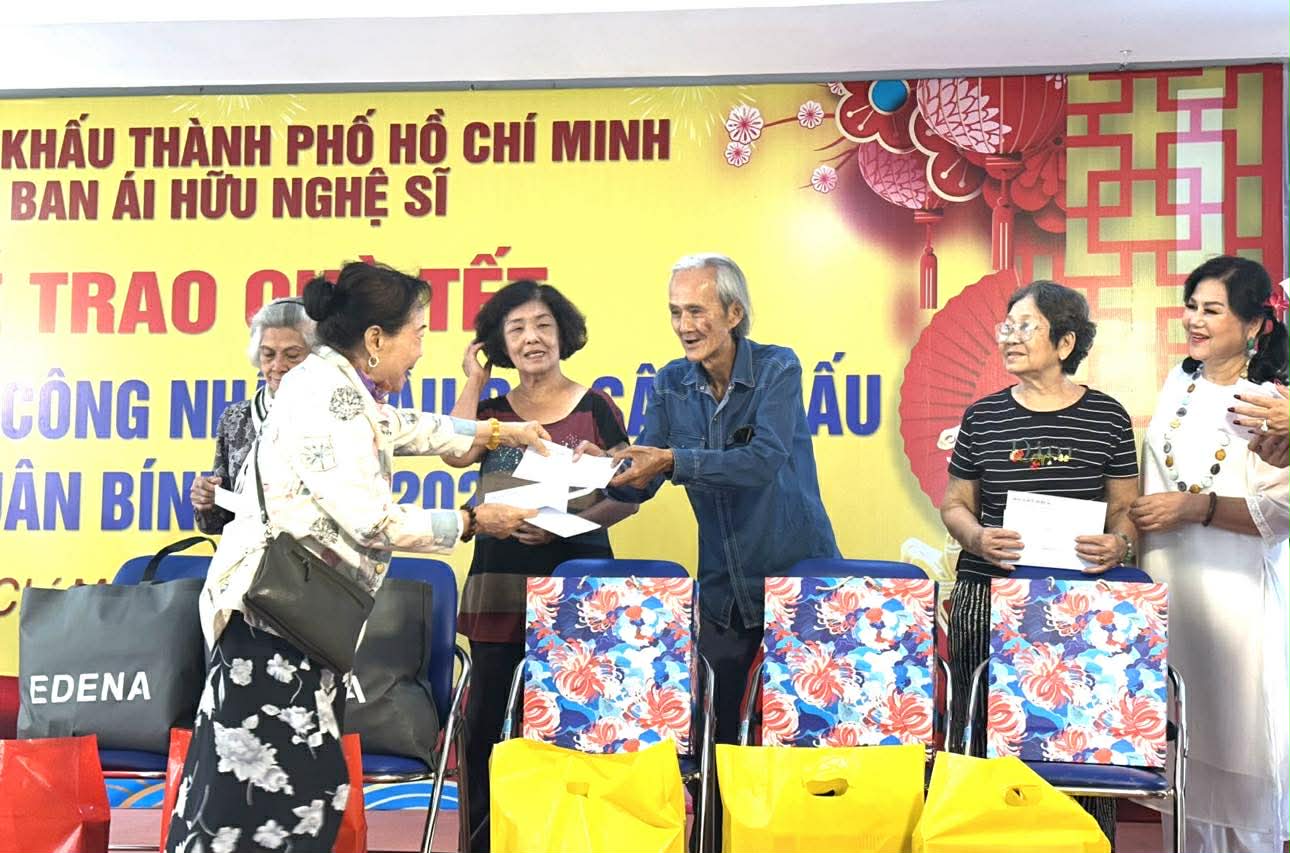 NSND Trịnh Kim Chi mang Tết đến sớm cho nghệ sĩ, công nhân sân khấu - Ảnh 6.