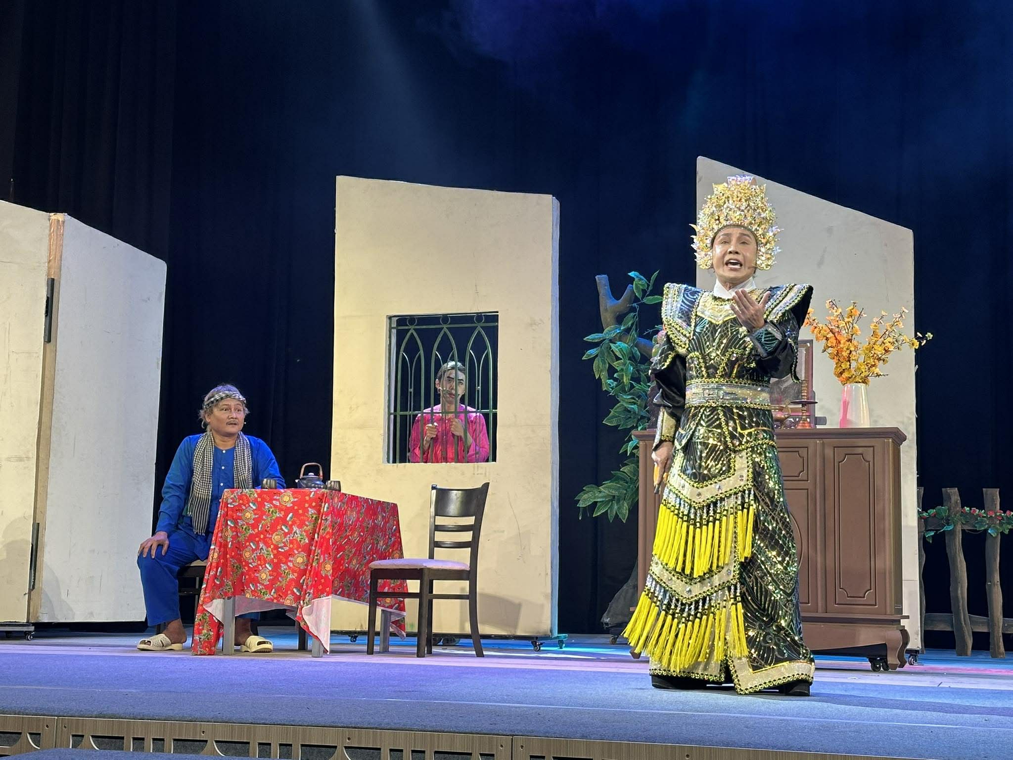 NSƯT Vũ Luân may màn nhung tặng Nhà hát Kịch TP HCM đón xuân mới - Ảnh 1.