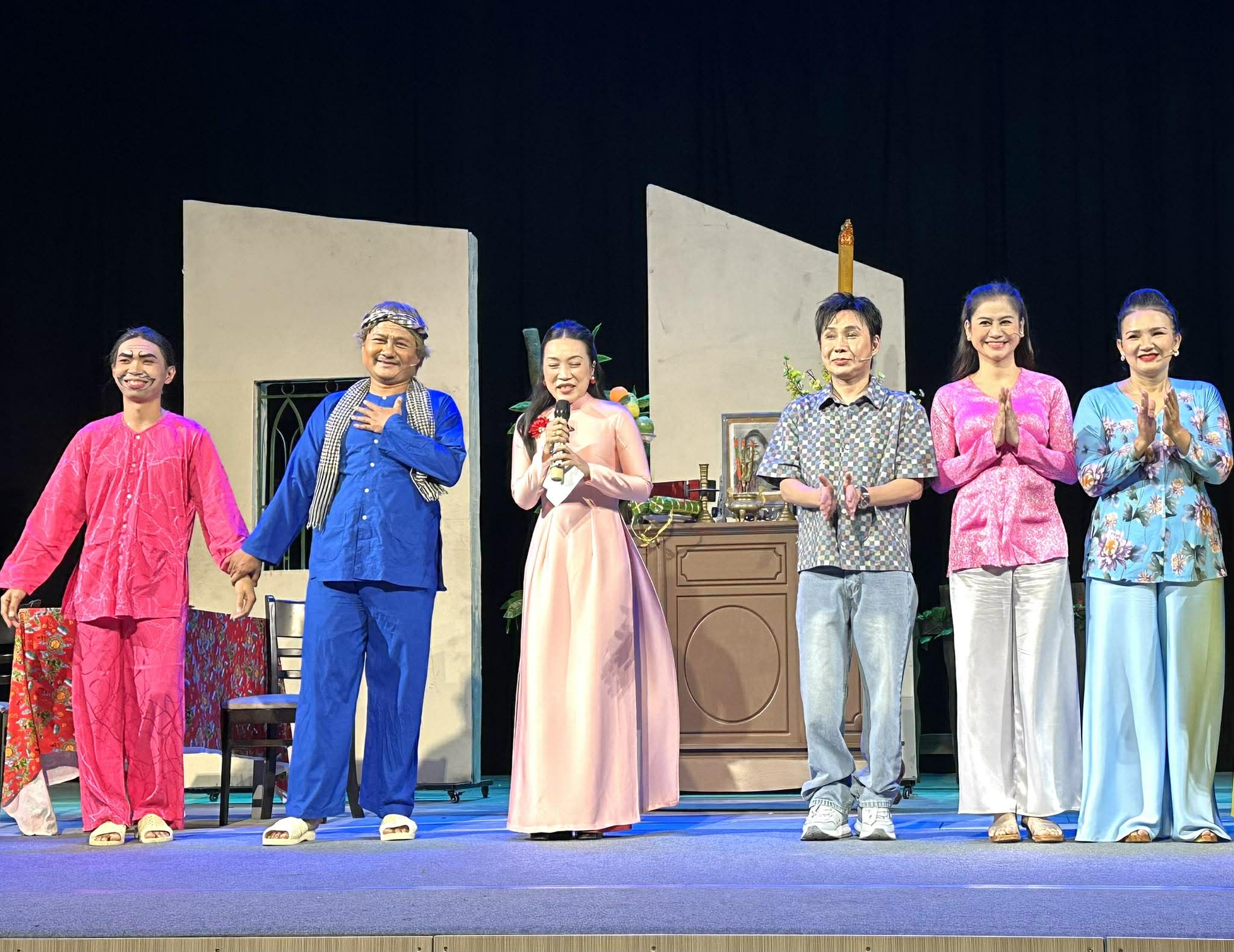 NSƯT Vũ Luân may màn nhung tặng Nhà hát Kịch TP HCM đón xuân mới - Ảnh 2.