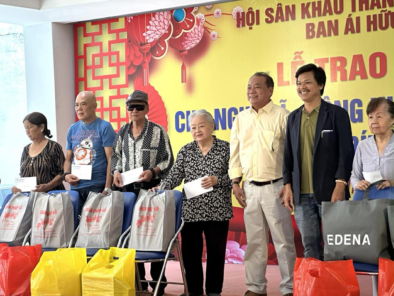 NSND Trịnh Kim Chi mang Tết đến sớm cho nghệ sĩ, công nhân sân khấu - Ảnh 5.