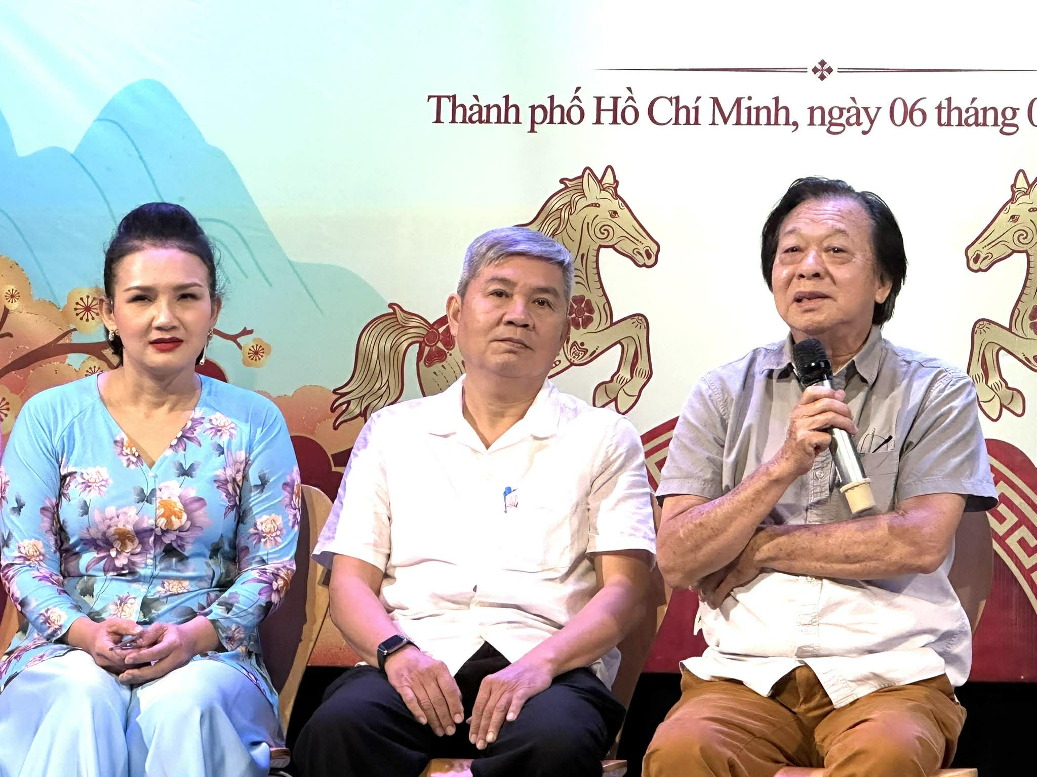 NSƯT Vũ Luân may màn nhung tặng Nhà hát Kịch TP HCM đón xuân mới - Ảnh 3.