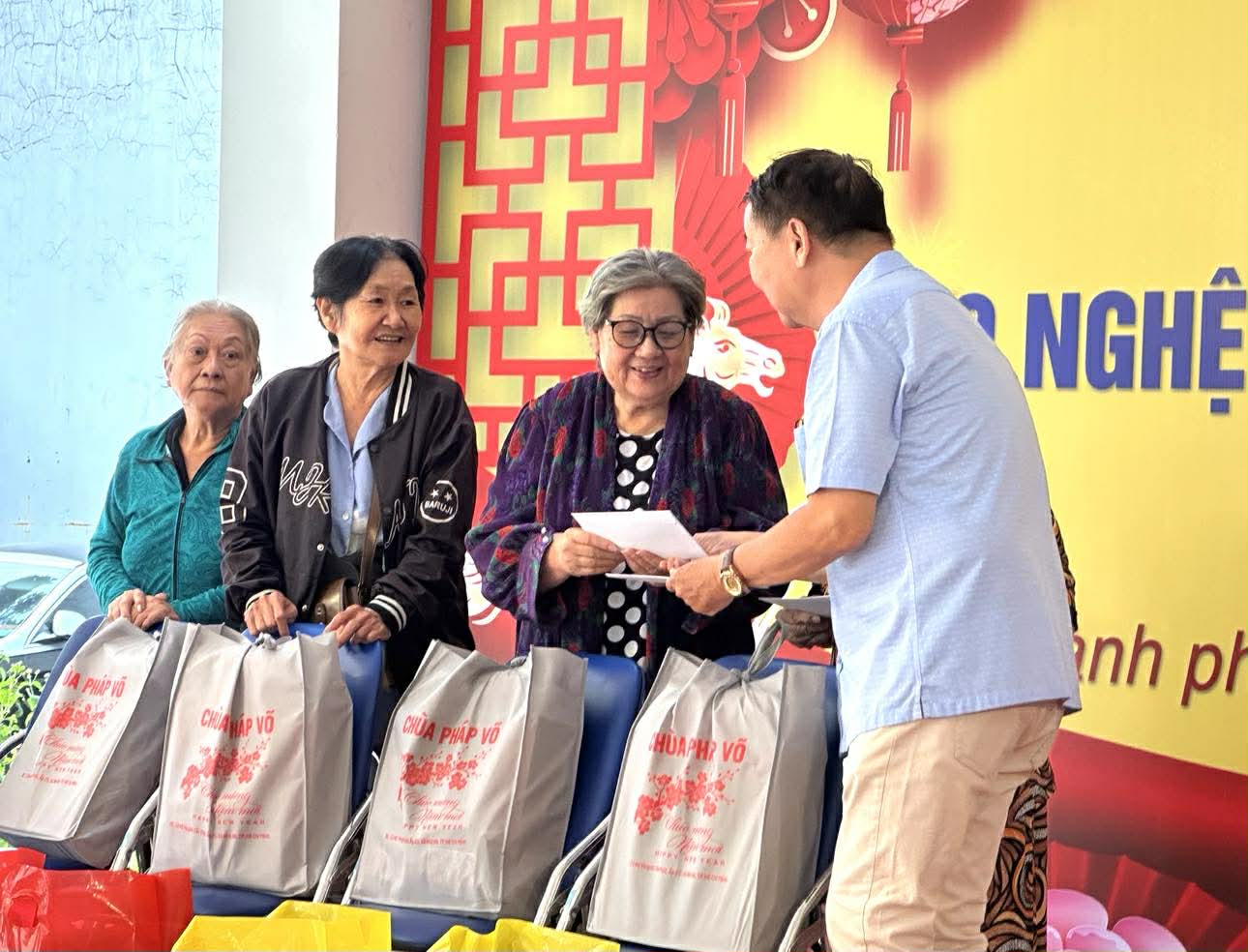 NSND Trịnh Kim Chi mang Tết đến sớm cho nghệ sĩ, công nhân sân khấu - Ảnh 4.