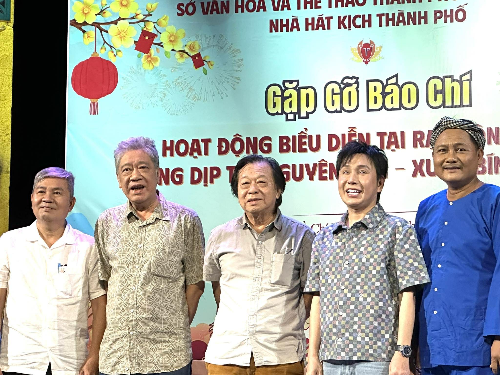 NSƯT Vũ Luân may màn nhung tặng Nhà hát Kịch TP HCM đón xuân mới - Ảnh 5.