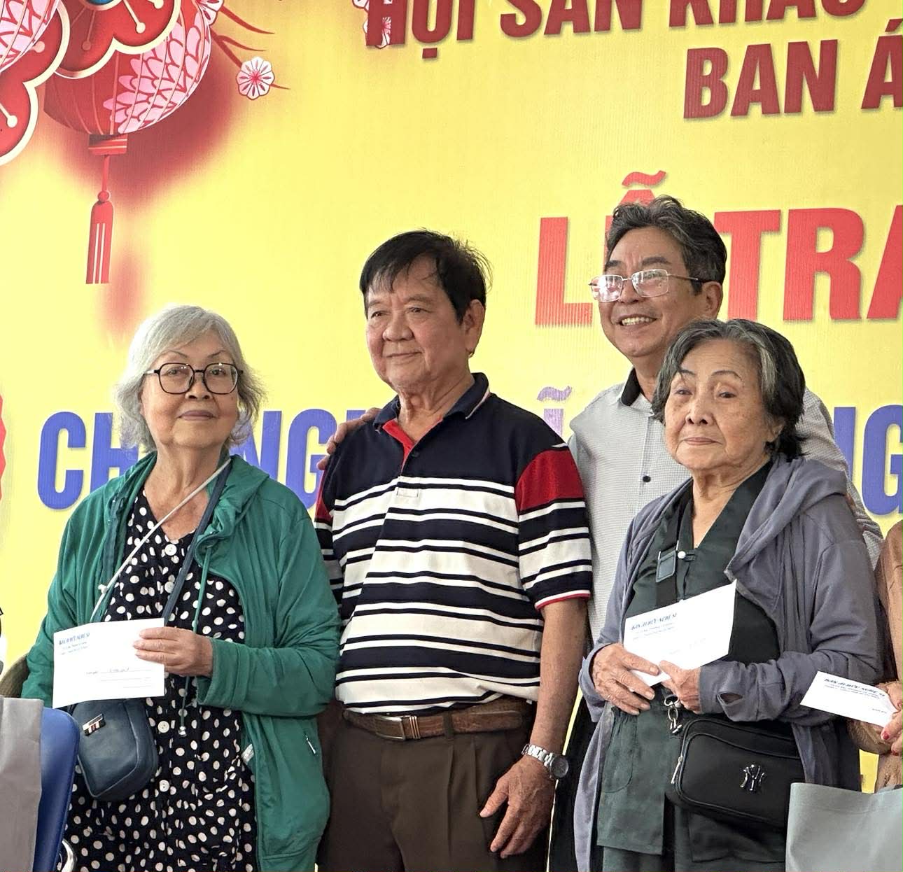 NSND Trịnh Kim Chi mang Tết đến sớm cho nghệ sĩ, công nhân sân khấu - Ảnh 2.