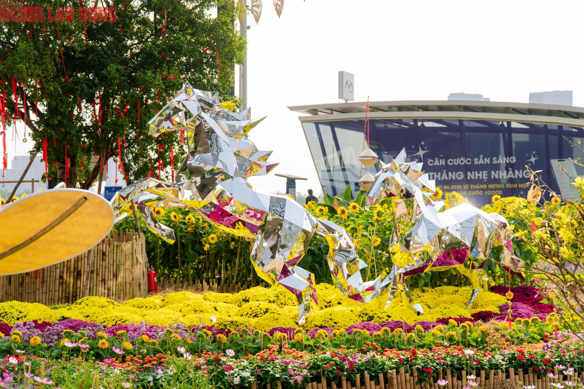 VIDEO: Những điểm "check-in" linh vật ngựa tại trung tâm TPHCM dịp Tết Bính Ngọ - Ảnh 17.
