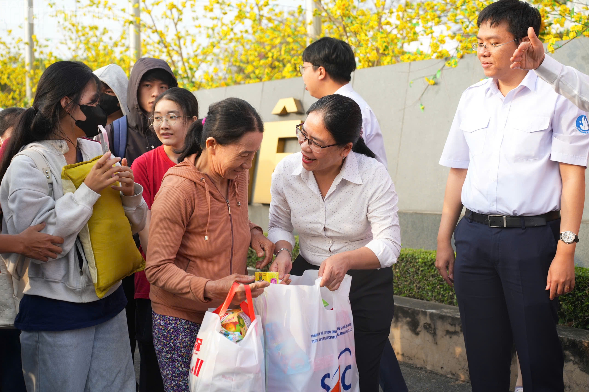 Những Chuyến xe m&ugrave;a xu&acirc;n 2026 đưa sinh vi&ecirc;n ngh&egrave;o về qu&ecirc; ăn Tết miễn ph&iacute; - Ảnh 7.