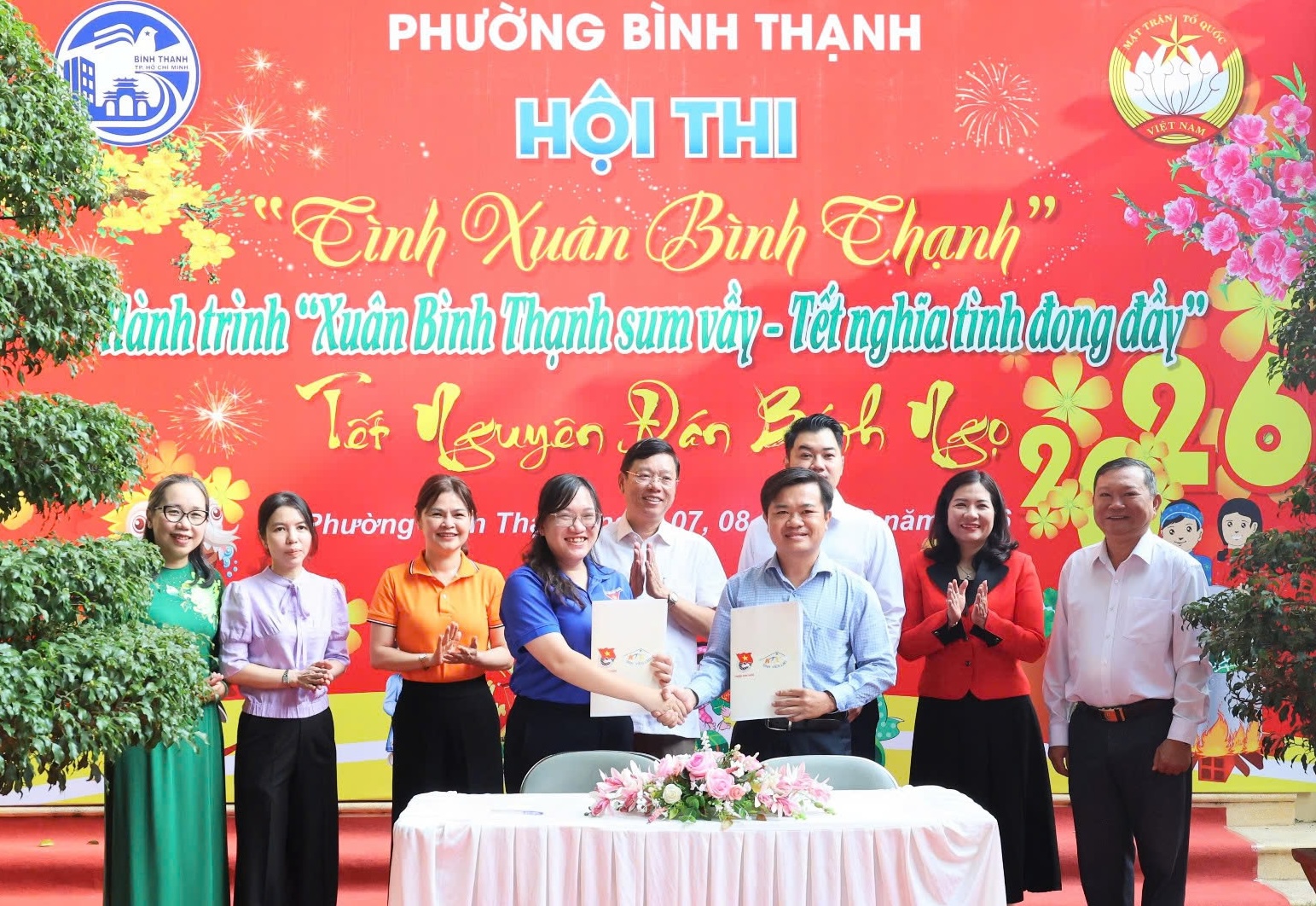 B&iacute; thư phường TPHCM g&oacute;i b&aacute;nh chưng c&ugrave;ng người d&acirc;n - Ảnh 1.