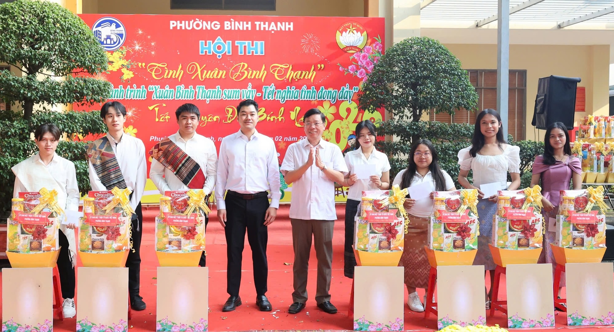 B&iacute; thư phường TPHCM g&oacute;i b&aacute;nh chưng c&ugrave;ng người d&acirc;n - Ảnh 2.