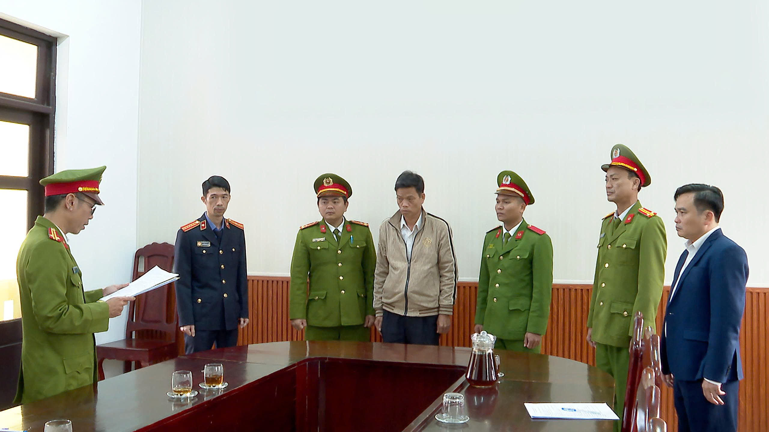 Lộ diện vị cán bộ “bẻ lái” giúp người được nhờ đi làm "sổ đỏ" thành chủ đất - Ảnh 1.