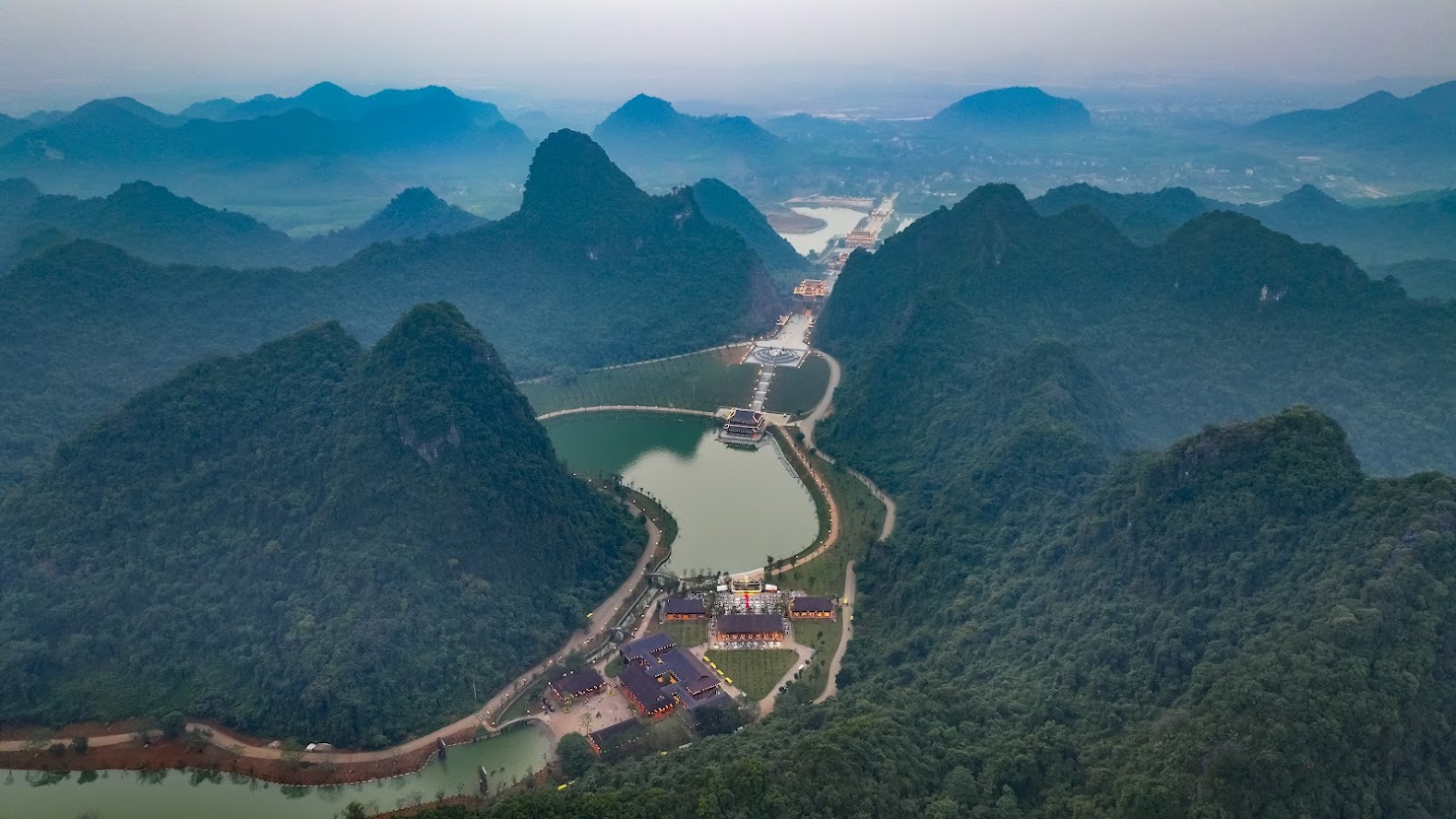 Điểm du lịch mới đẹp như "Phượng Ho&agrave;ng cổ trấn" ở Ninh B&igrave;nh - Ảnh 1.