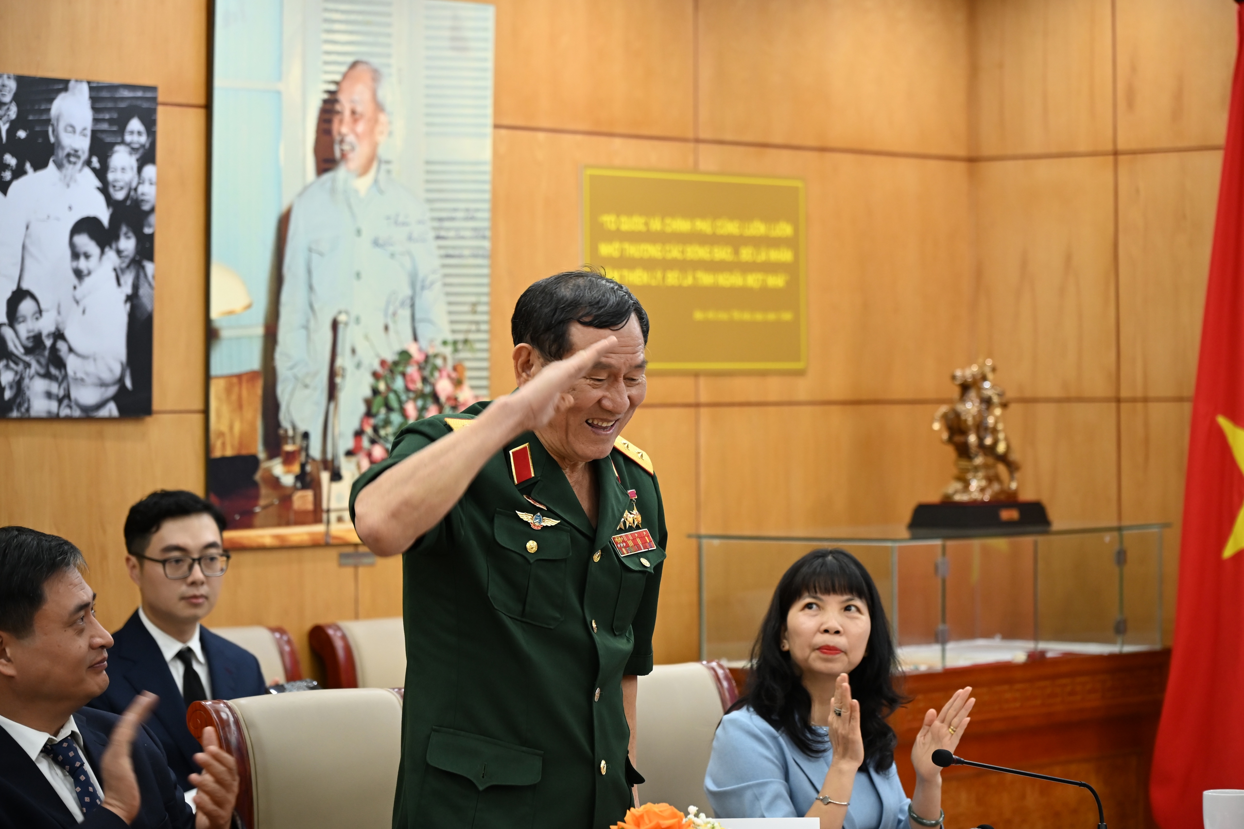 Cuộc gặp mặt lịch sử giữa Trung tướng Phạm Tu&acirc;n v&agrave; chị Amanda Nguyễn - Ảnh 2.