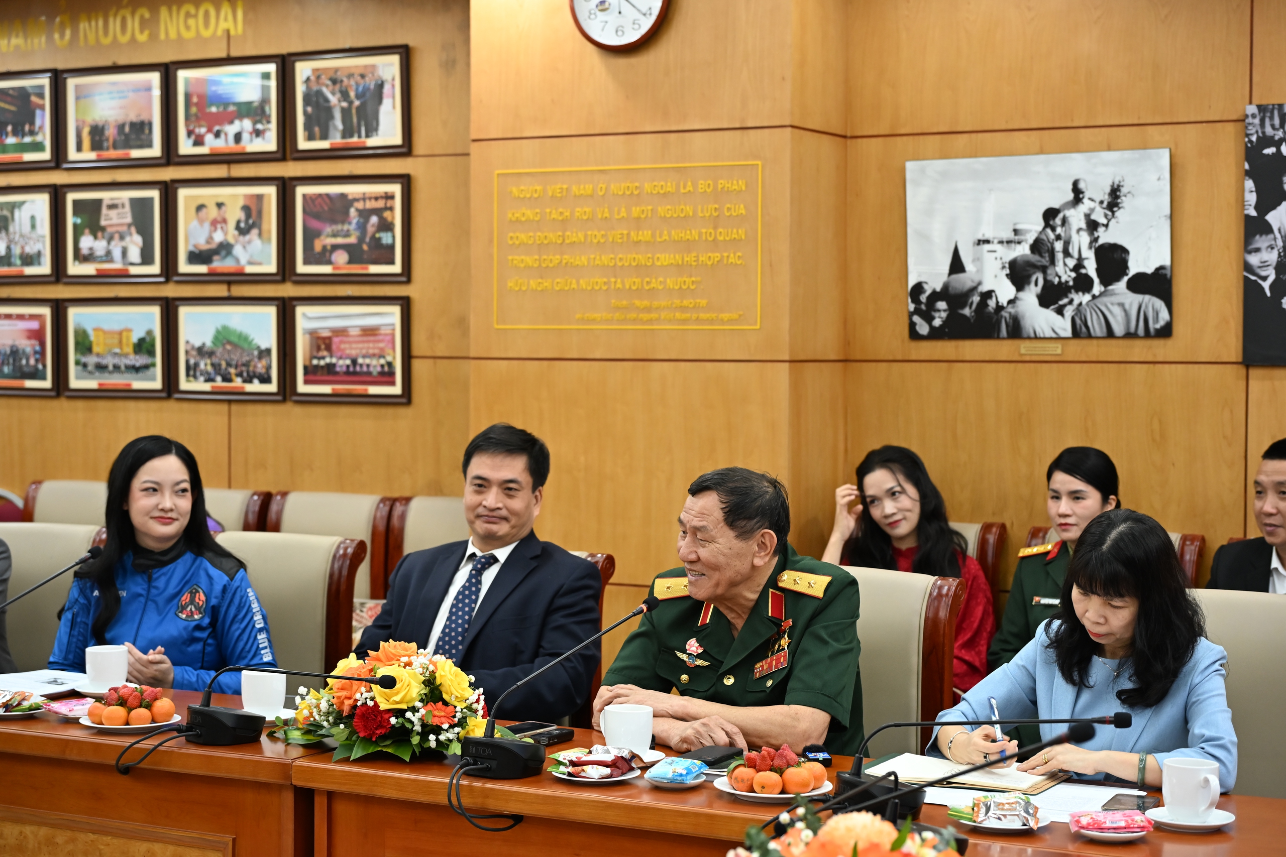 Cuộc gặp mặt lịch sử giữa Trung tướng Phạm Tu&acirc;n v&agrave; chị Amanda Nguyễn - Ảnh 6.