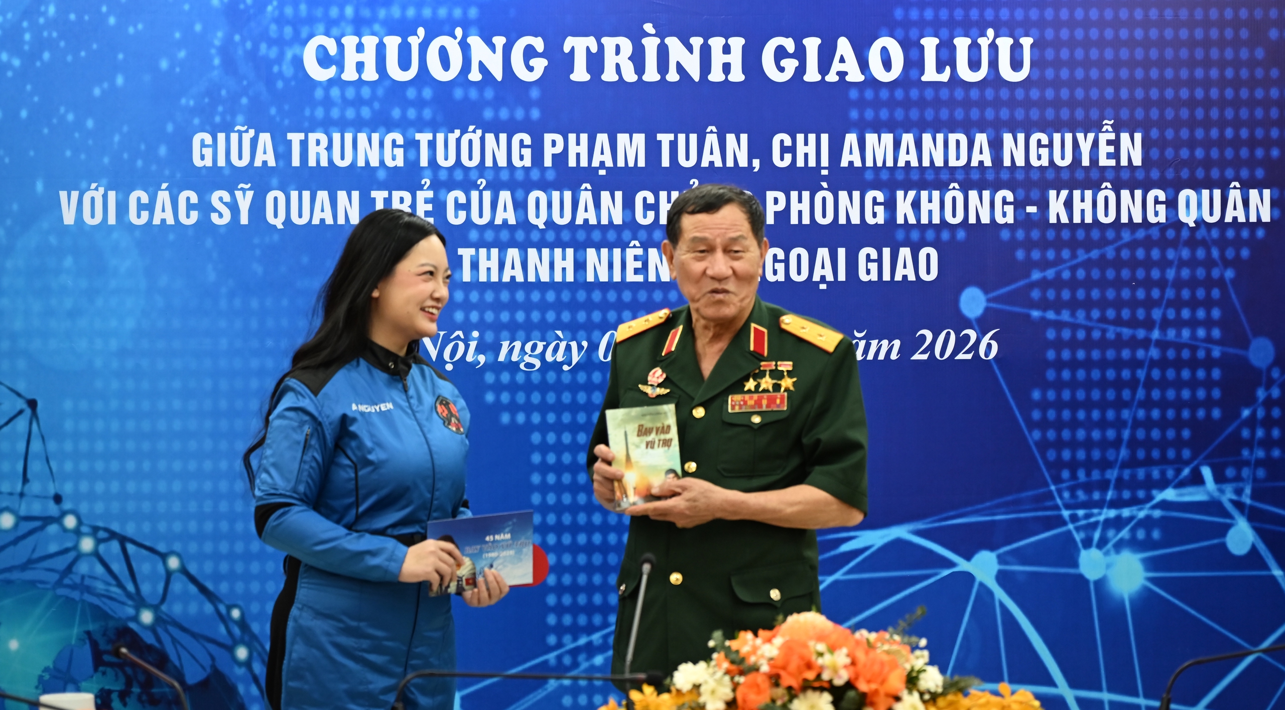 Cuộc gặp mặt lịch sử giữa Trung tướng Phạm Tu&acirc;n v&agrave; chị Amanda Nguyễn - Ảnh 1.