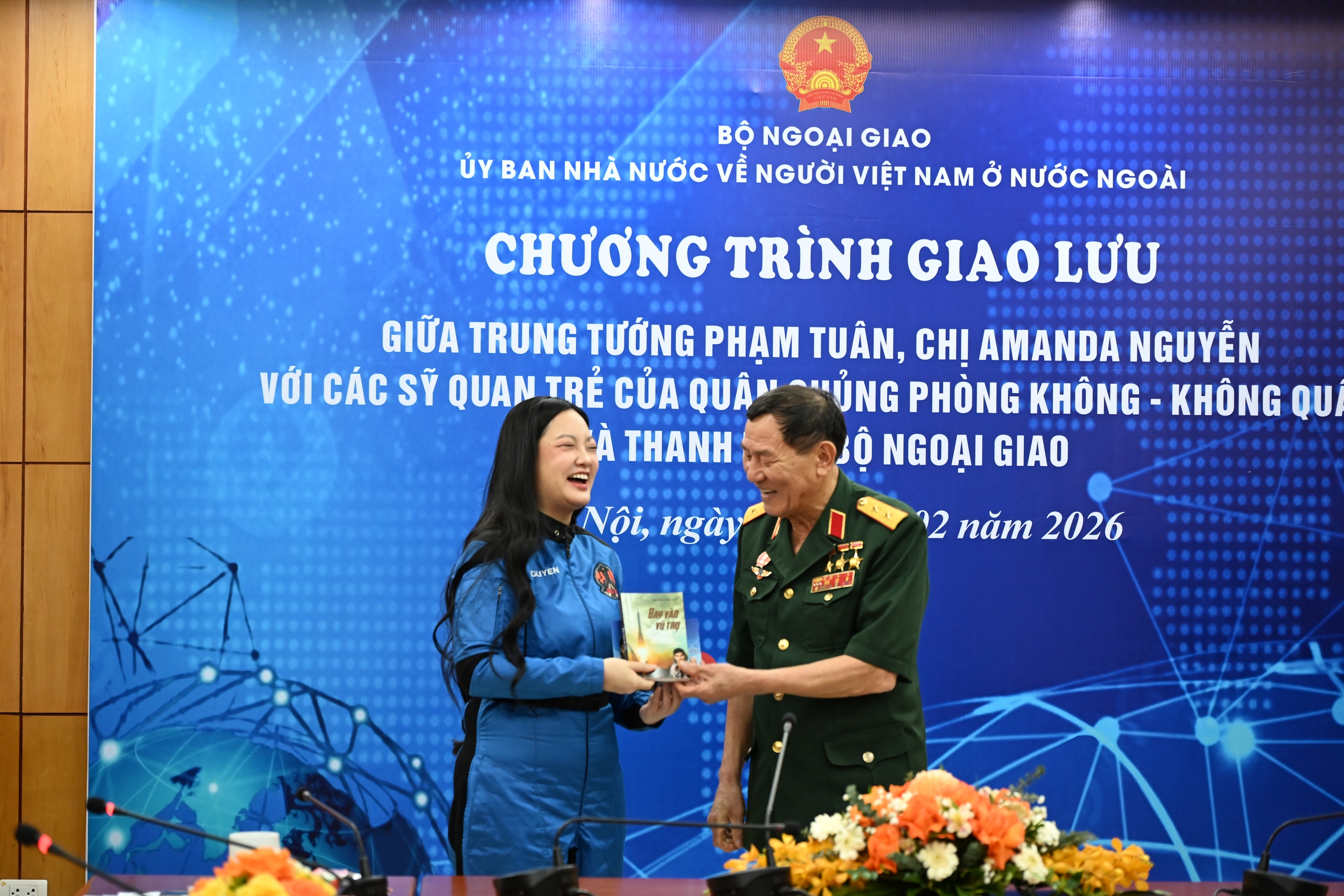 Cuộc gặp mặt lịch sử giữa Trung tướng Phạm Tu&acirc;n v&agrave; chị Amanda Nguyễn - Ảnh 11.