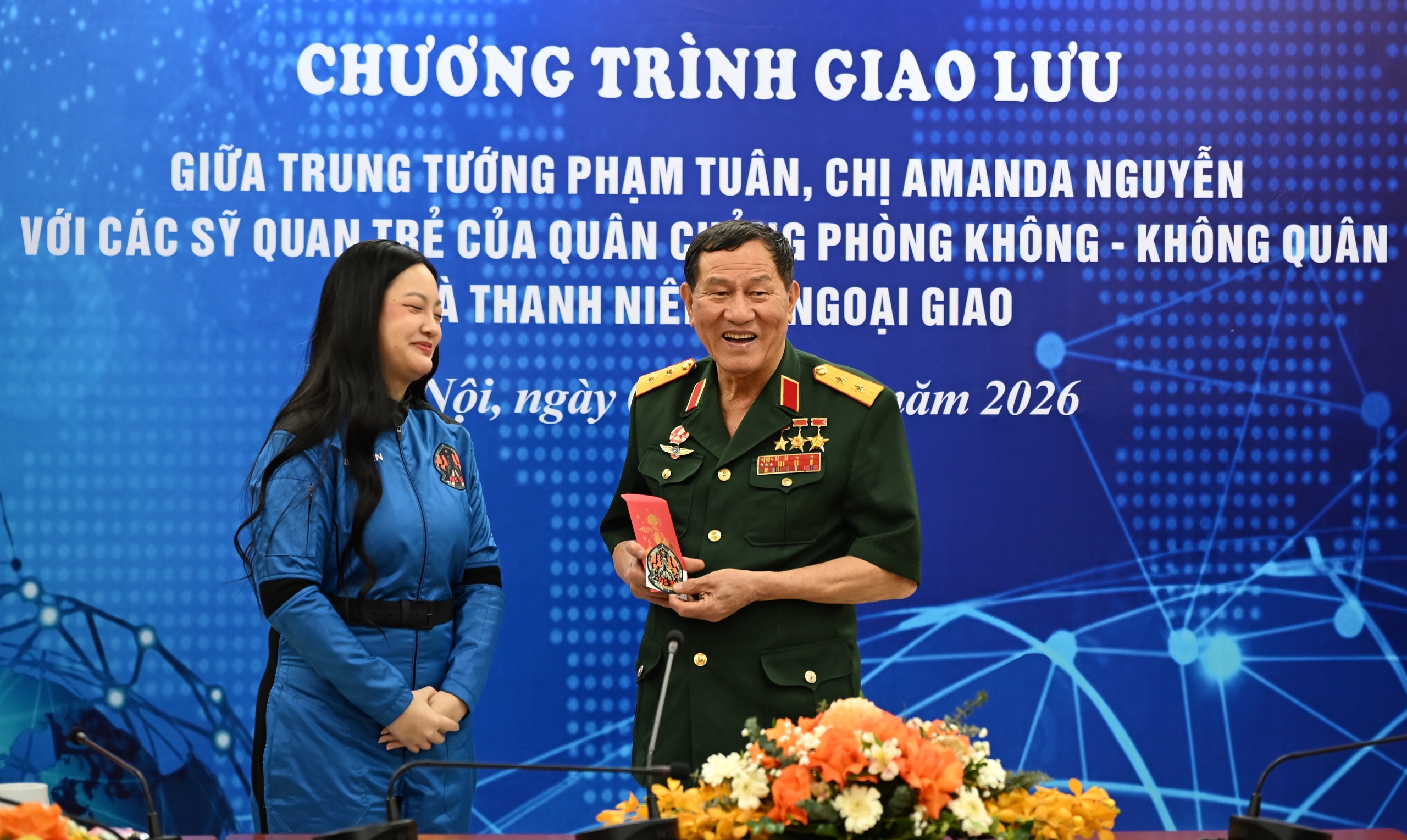 Cuộc gặp mặt lịch sử giữa Trung tướng Phạm Tu&acirc;n v&agrave; chị Amanda Nguyễn - Ảnh 10.