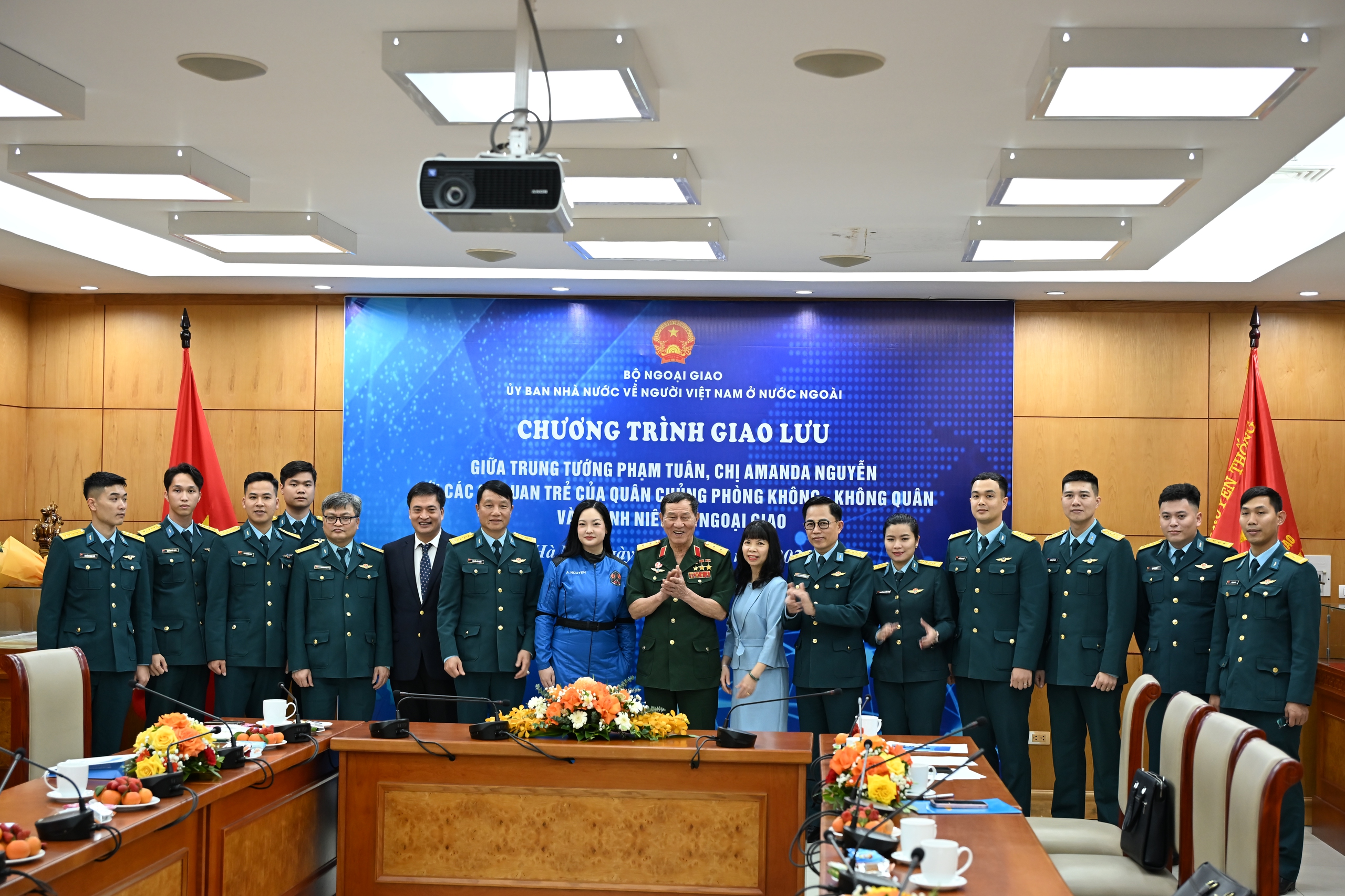 Cuộc gặp mặt lịch sử giữa Trung tướng Phạm Tu&acirc;n v&agrave; chị Amanda Nguyễn - Ảnh 12.