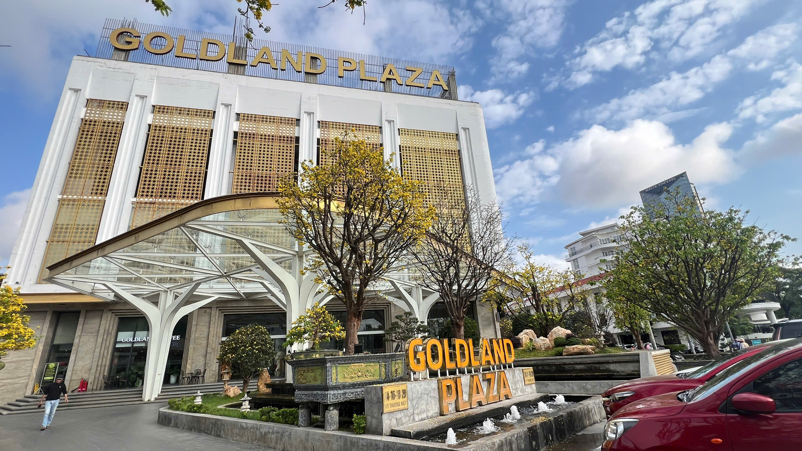 Ngỡ ng&agrave;ng phố mai v&agrave;ng ở giao lộ sầm uất bậc nhất xứ Huế - Ảnh 13.