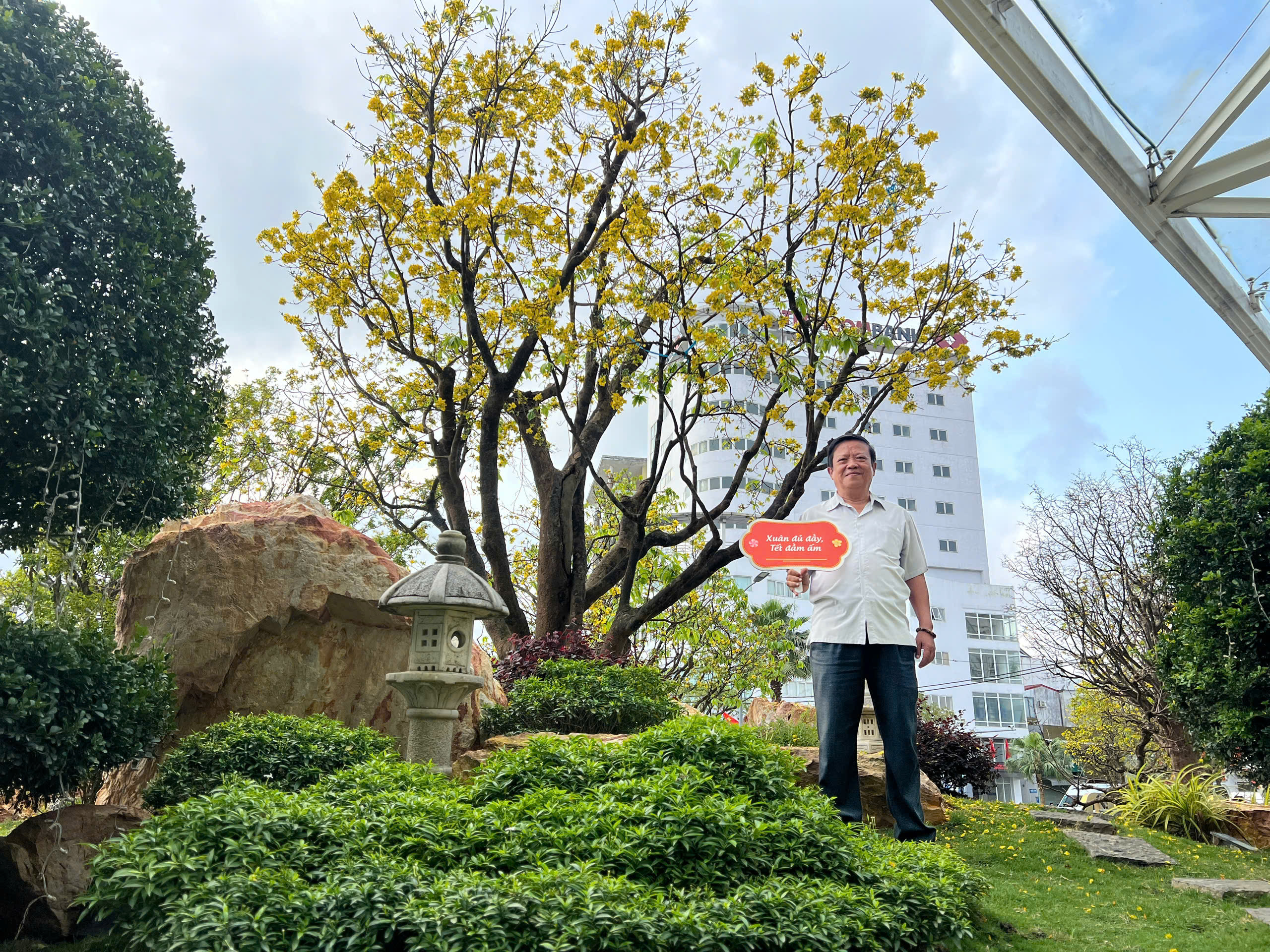 Ngỡ ng&agrave;ng phố mai v&agrave;ng ở giao lộ sầm uất bậc nhất xứ Huế - Ảnh 9.