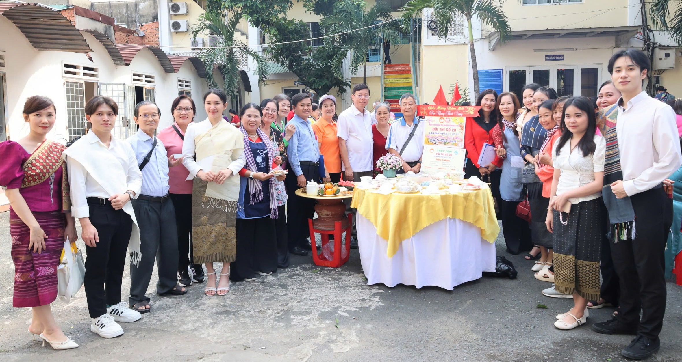 B&iacute; thư phường TPHCM g&oacute;i b&aacute;nh chưng c&ugrave;ng người d&acirc;n - Ảnh 4.