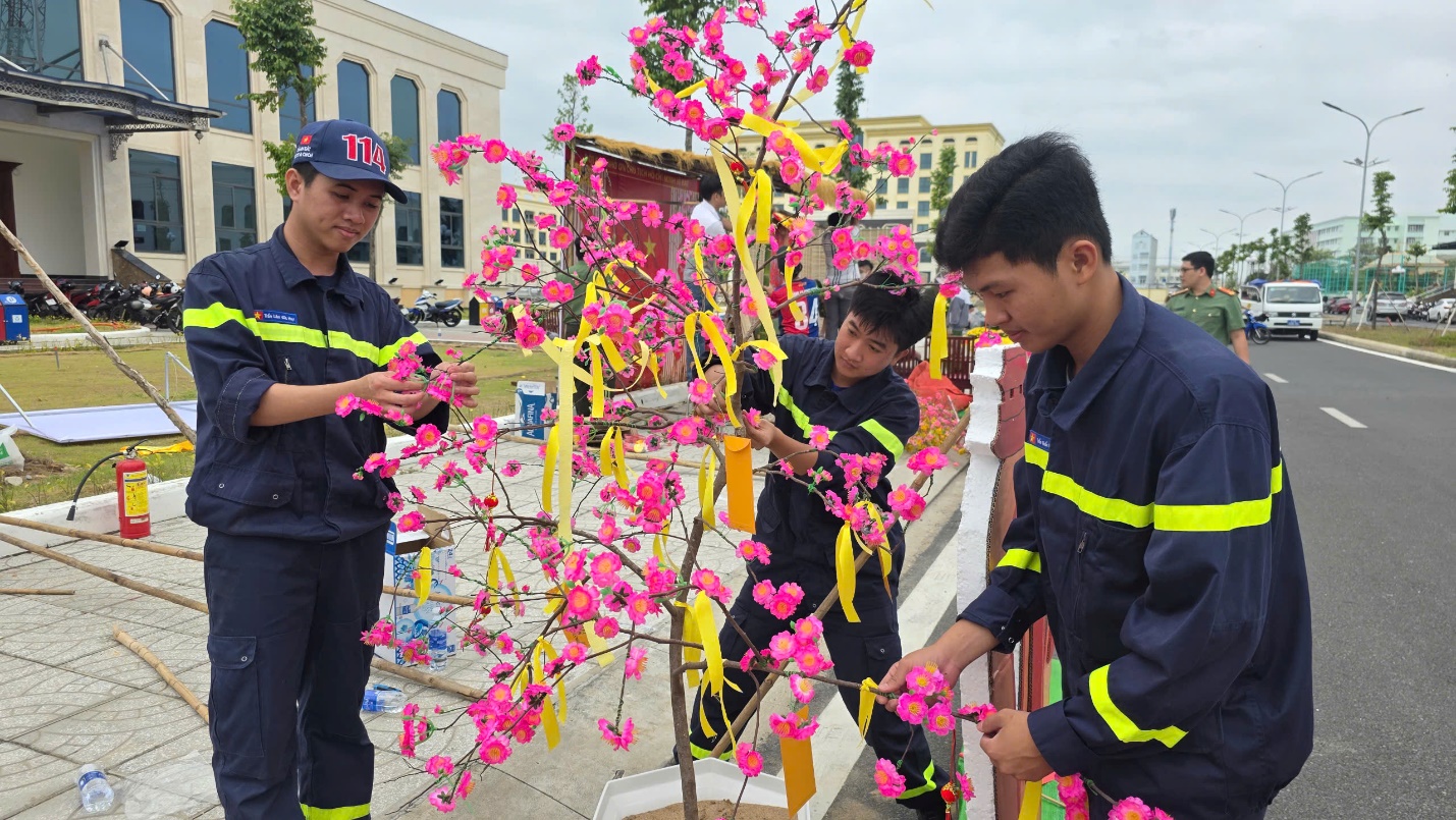 Rộn r&agrave;ng Phi&ecirc;n chợ Xu&acirc;n 2026 do C&ocirc;ng an tỉnh An Giang tổ chức cho cộng đồng - Ảnh 6.