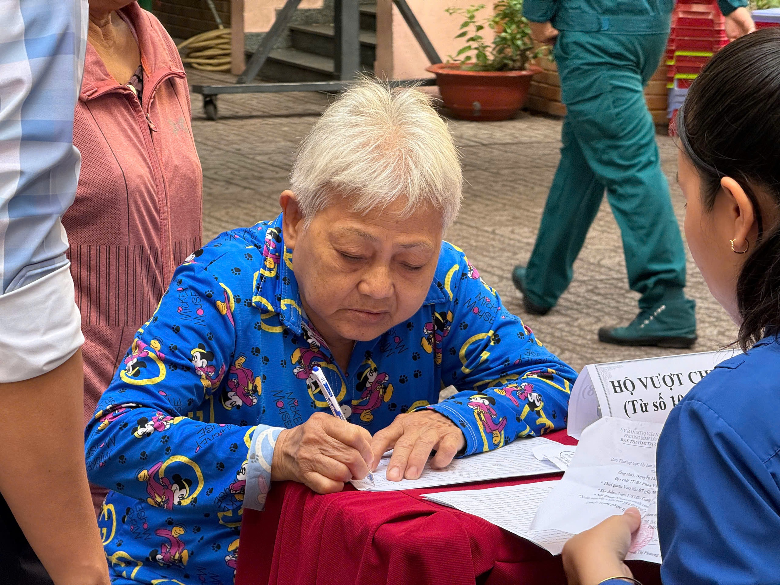 Phường Bình Tây gửi 200 phần quà đến người dân tại Ngày hội “Xuân đoàn kết - Tết nghĩa tình” - Ảnh 3.