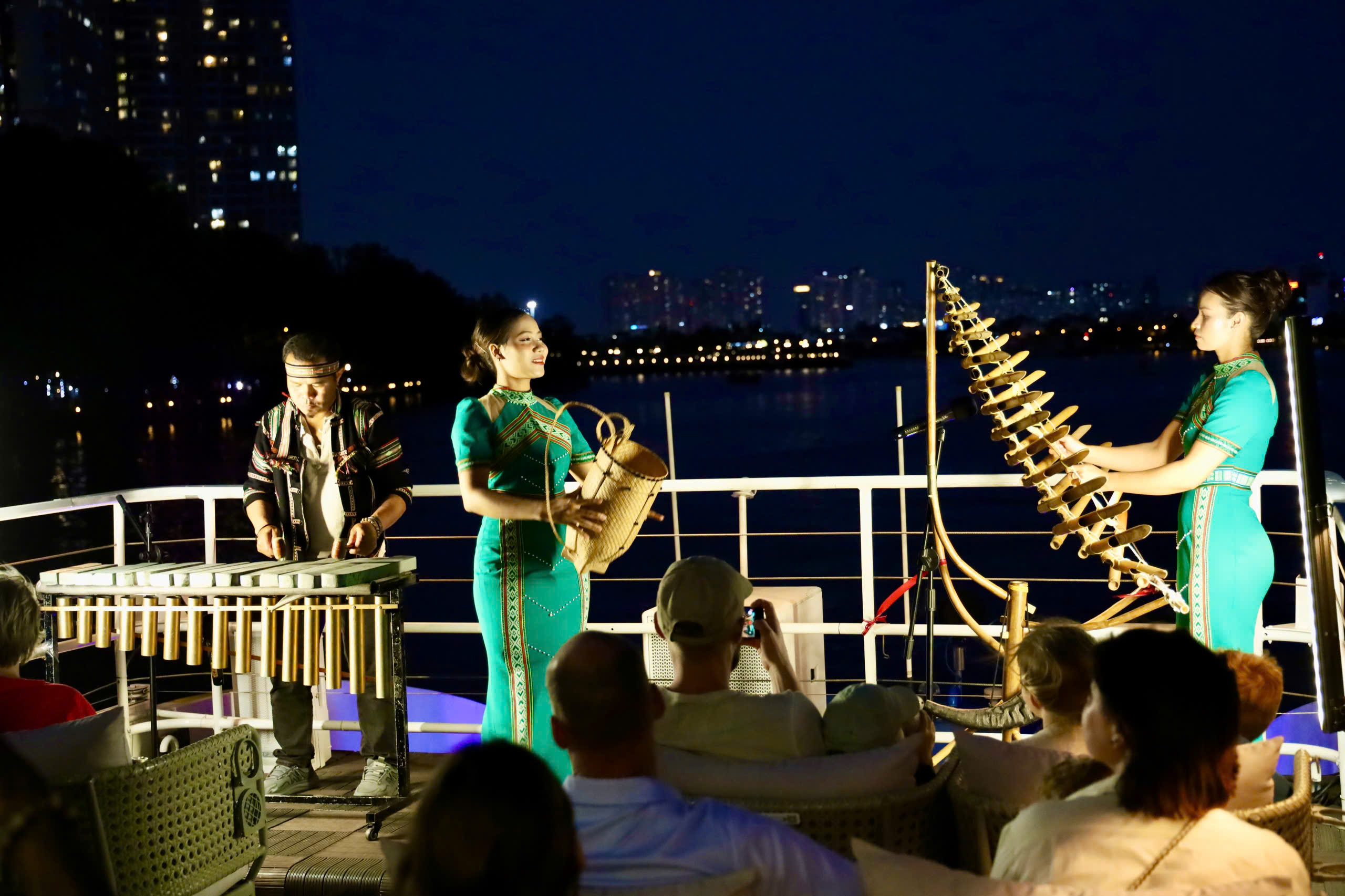 Du kh&aacute;ch trải nghiệm cồng chi&ecirc;ng T&acirc;y Nguy&ecirc;n tr&ecirc;n bu&yacute;t s&ocirc;ng 2 tầng tại TPHCM - Ảnh 2.