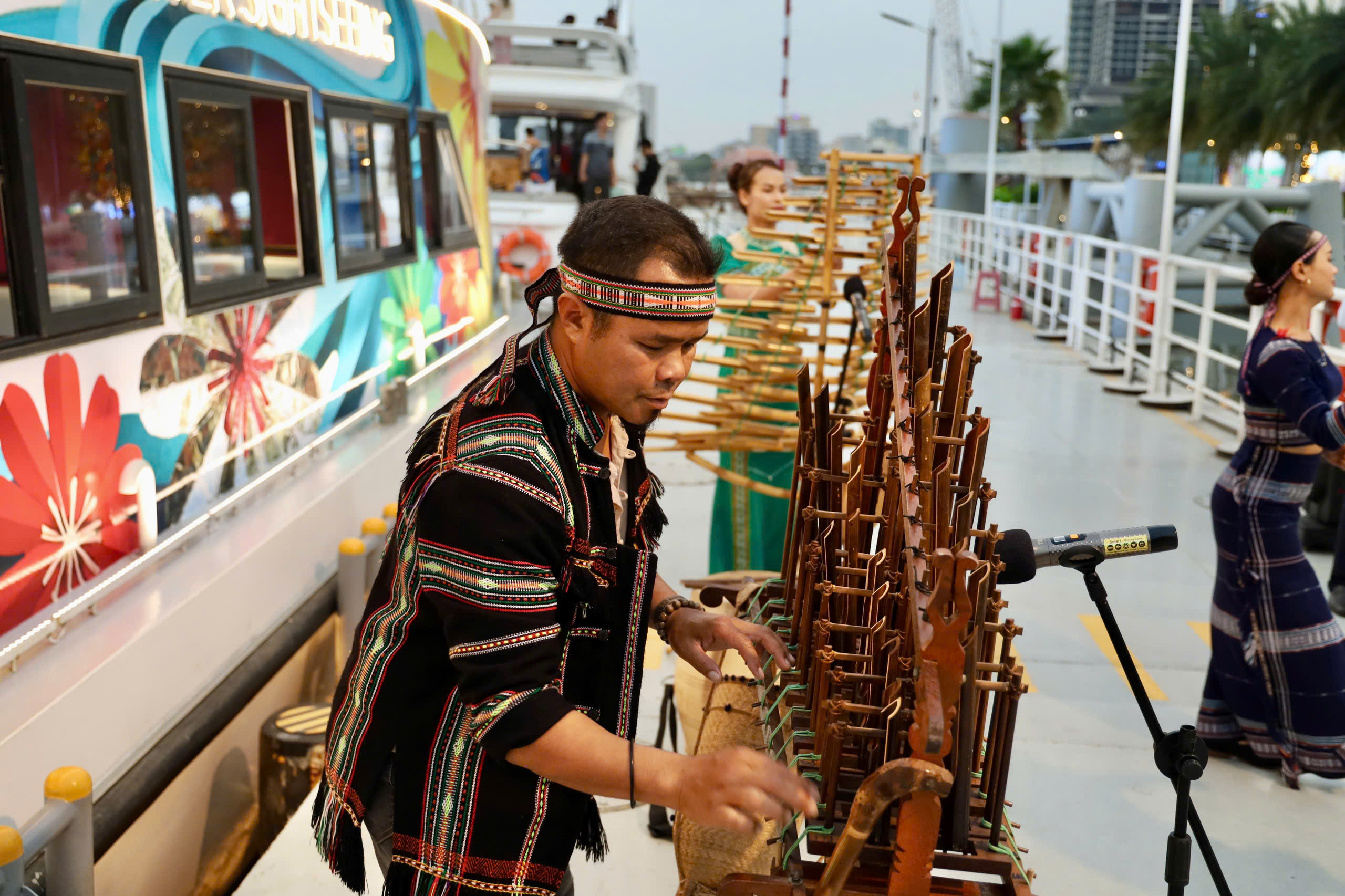 Du kh&aacute;ch trải nghiệm cồng chi&ecirc;ng T&acirc;y Nguy&ecirc;n tr&ecirc;n bu&yacute;t s&ocirc;ng 2 tầng tại TPHCM - Ảnh 5.