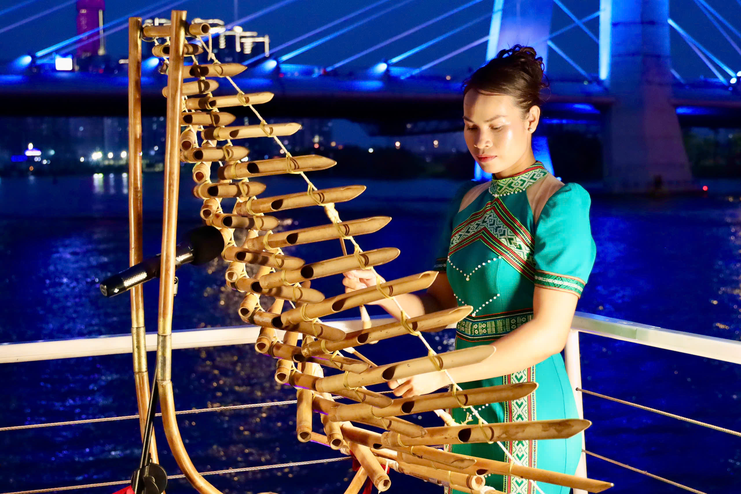 Du kh&aacute;ch trải nghiệm cồng chi&ecirc;ng T&acirc;y Nguy&ecirc;n tr&ecirc;n bu&yacute;t s&ocirc;ng 2 tầng tại TPHCM - Ảnh 4.