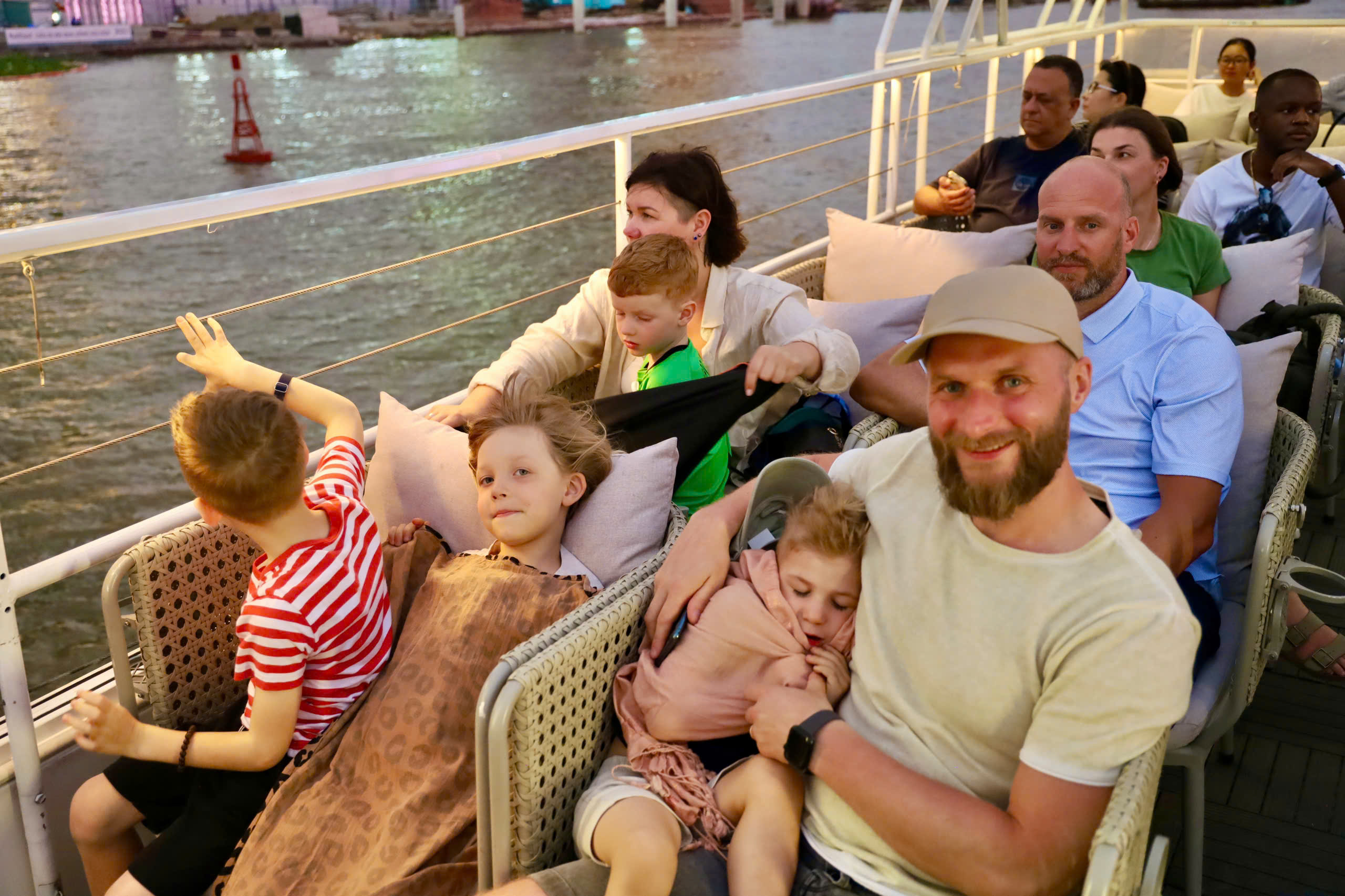 Du kh&aacute;ch trải nghiệm cồng chi&ecirc;ng T&acirc;y Nguy&ecirc;n tr&ecirc;n bu&yacute;t s&ocirc;ng 2 tầng tại TPHCM - Ảnh 6.