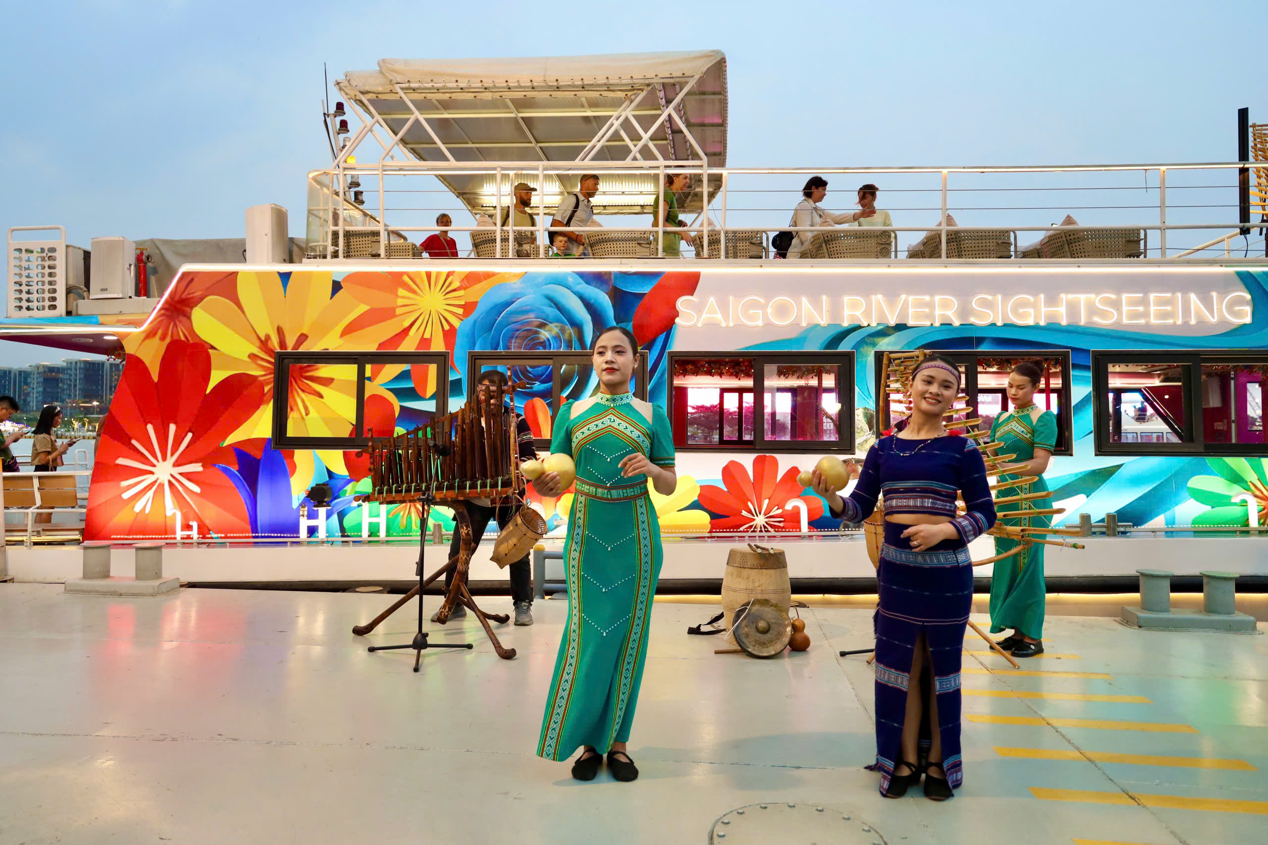 Du kh&aacute;ch trải nghiệm cồng chi&ecirc;ng T&acirc;y Nguy&ecirc;n tr&ecirc;n bu&yacute;t s&ocirc;ng 2 tầng tại TPHCM - Ảnh 3.