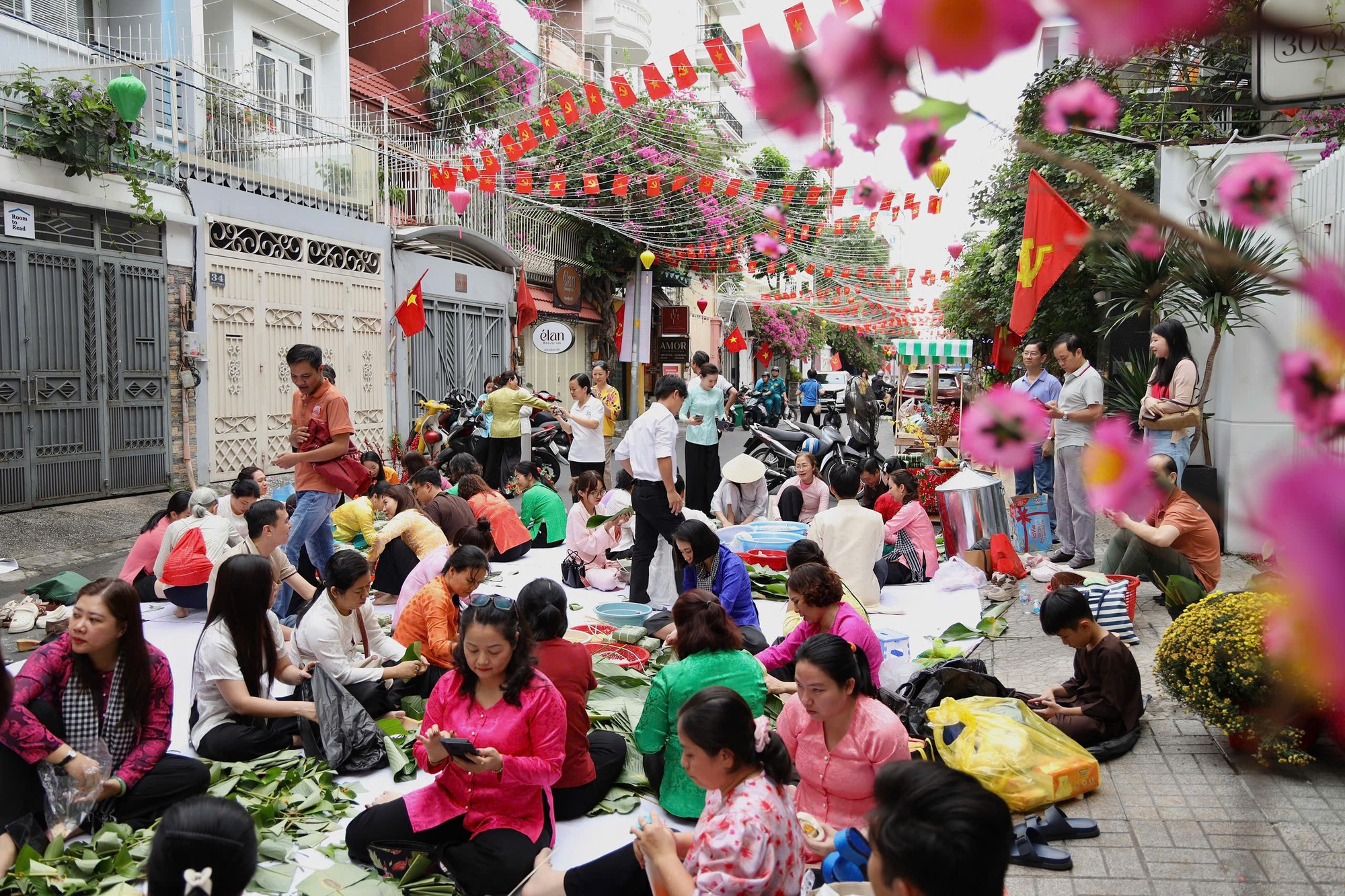 Rộn r&agrave;ng hội thi g&oacute;i b&aacute;nh chưng lan tỏa nghĩa t&igrave;nh Xu&acirc;n B&iacute;nh Ngọ - Ảnh 1.