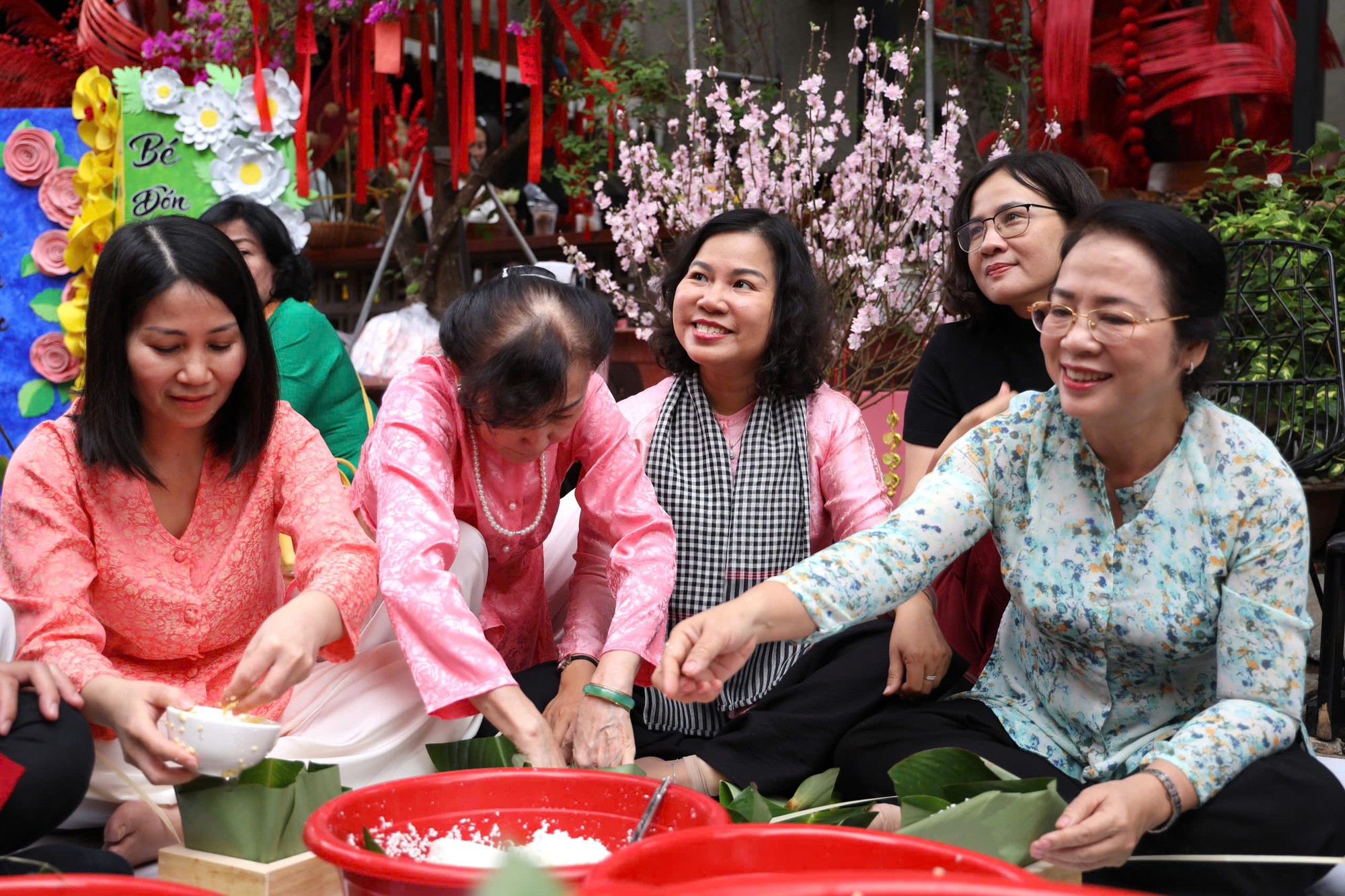 Rộn r&agrave;ng hội thi g&oacute;i b&aacute;nh chưng lan tỏa nghĩa t&igrave;nh Xu&acirc;n B&iacute;nh Ngọ - Ảnh 3.