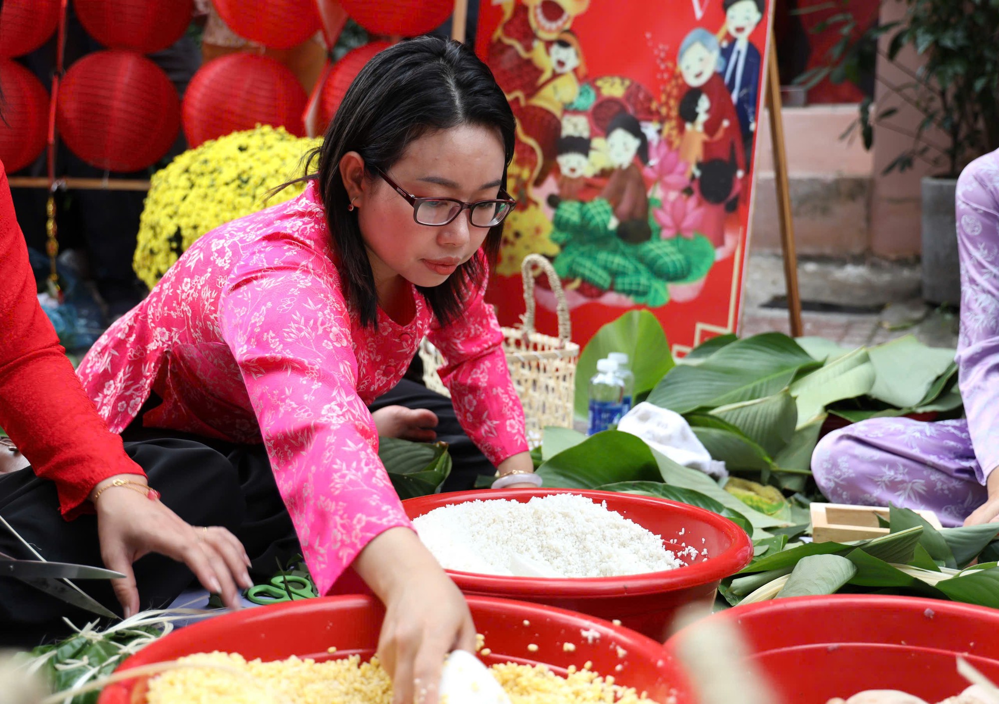 Rộn r&agrave;ng hội thi g&oacute;i b&aacute;nh chưng lan tỏa nghĩa t&igrave;nh Xu&acirc;n B&iacute;nh Ngọ - Ảnh 4.