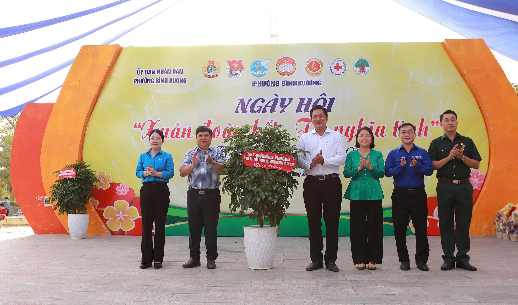 Trao quà Tết cho người nghèo tại phường Bình Dương: 750 Phần quà ý nghĩa năm 2026 - Ảnh 1.