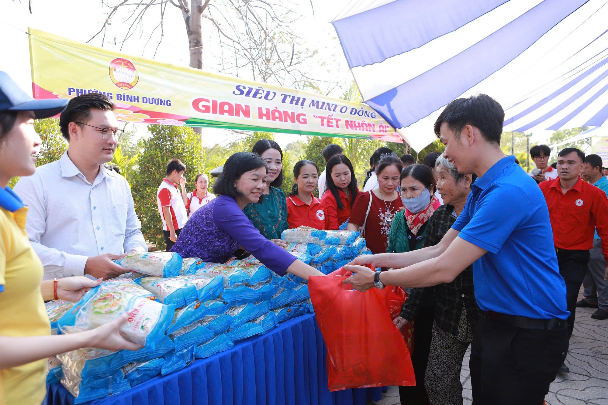 Trao quà Tết cho người nghèo tại phường Bình Dương: 750 Phần quà ý nghĩa năm 2026 - Ảnh 8.