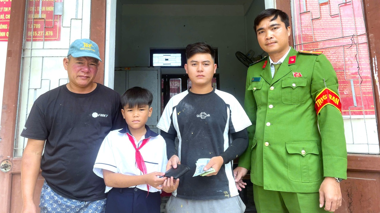 Nhặt được chiếc ví chứa nhiều tiền mặt, nam sinh cùng bố lập tức trình báo - Ảnh 1.