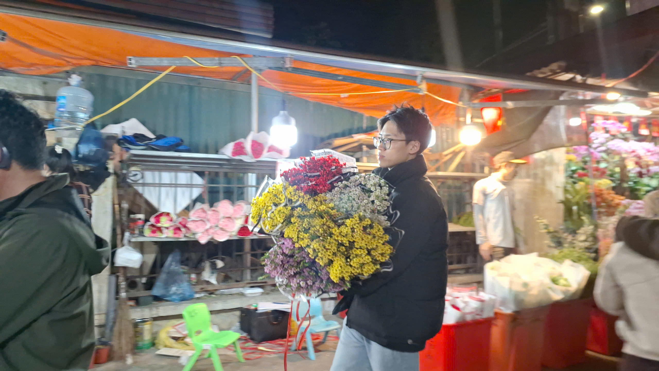 Kh&aacute;m ph&aacute; chợ hoa Quảng An lớn nhất H&agrave; Nội dịp Tết 2026 - Ảnh 14.