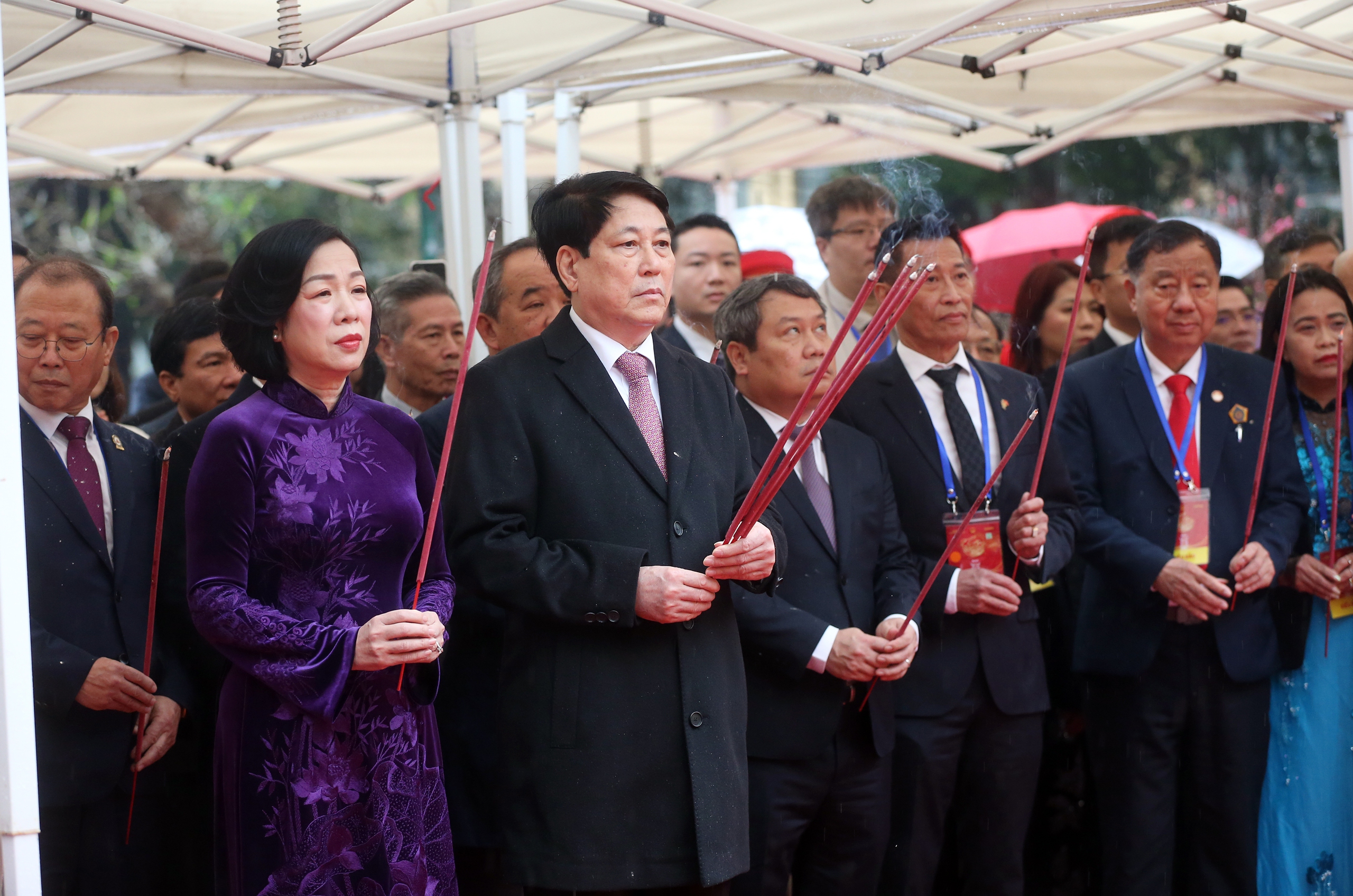 Chủ tịch nước Lương Cường cùng kiều bào dâng hương, thả cá chép - Ảnh 5.