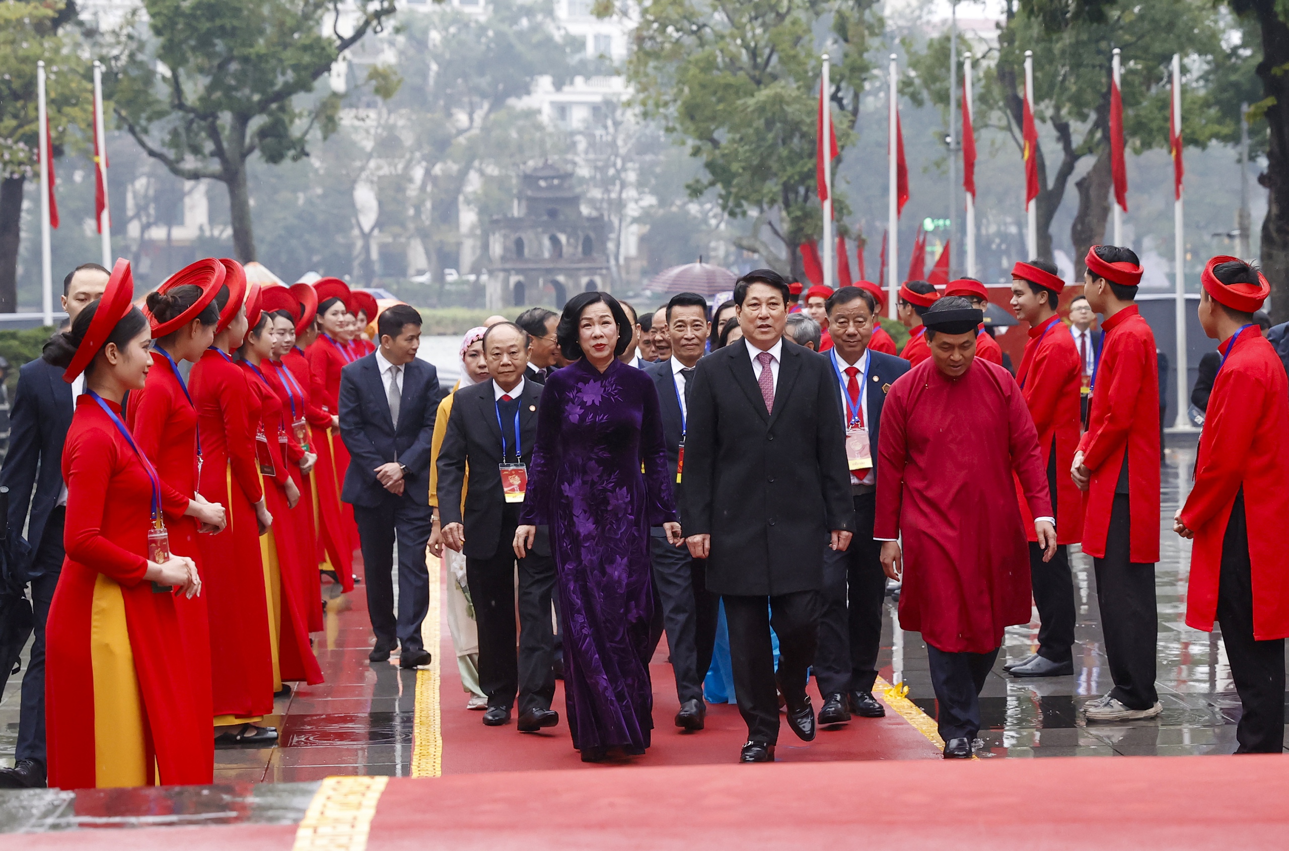 Chủ tịch nước Lương Cường cùng kiều bào dâng hương, thả cá chép - Ảnh 4.