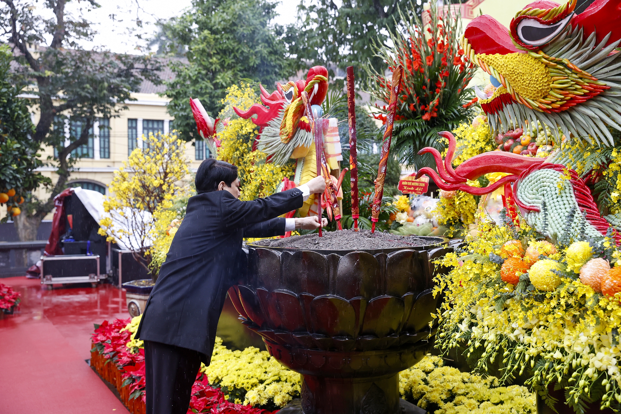 Chủ tịch nước Lương Cường cùng kiều bào dâng hương, thả cá chép - Ảnh 7.