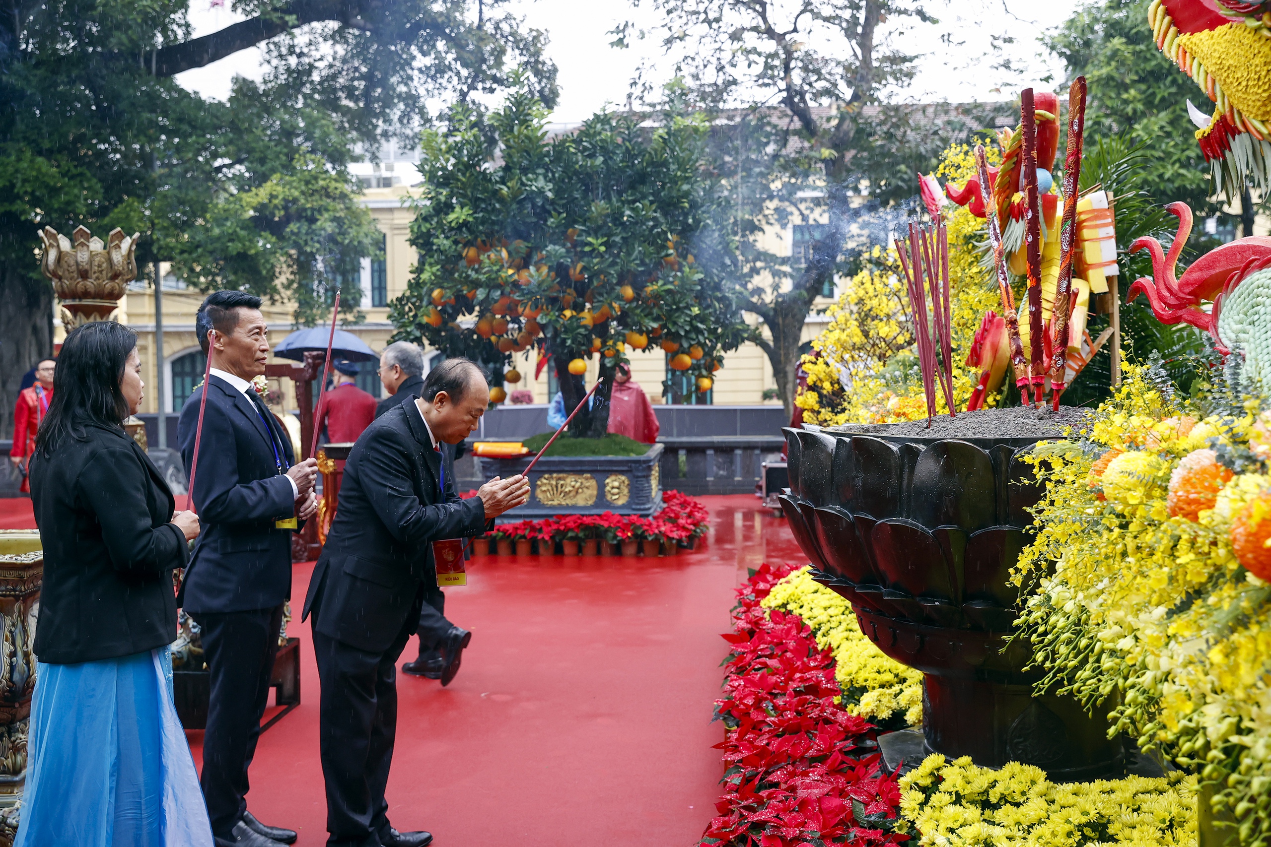 Chủ tịch nước Lương Cường cùng kiều bào dâng hương, thả cá chép - Ảnh 9.