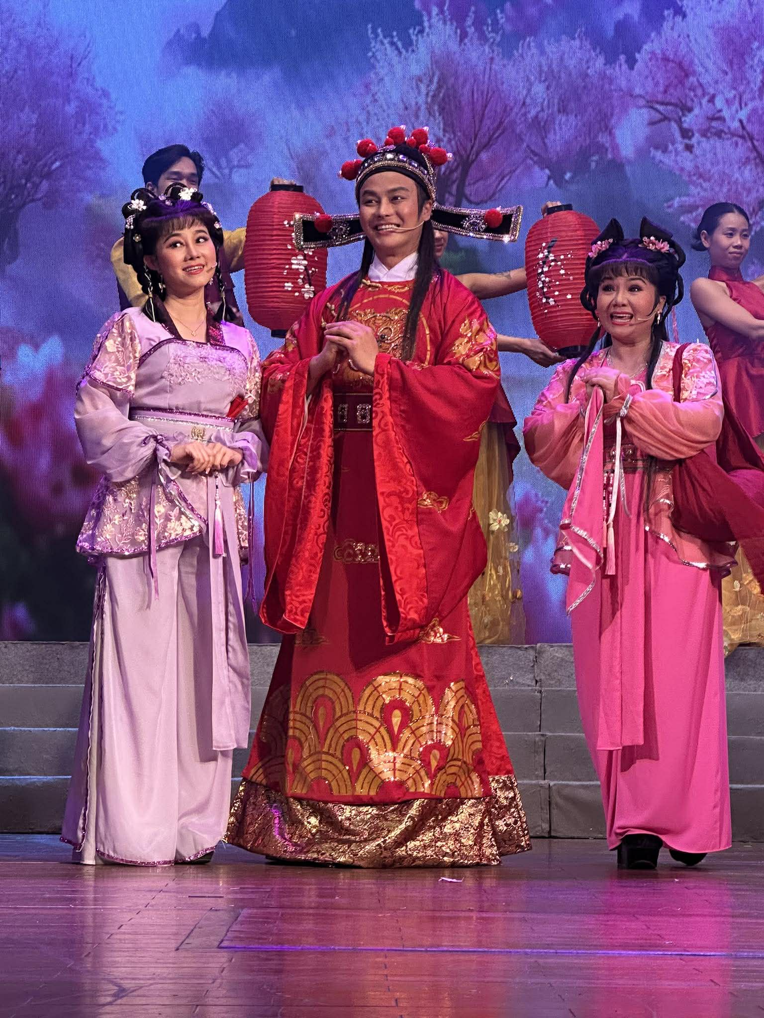 Võ Minh Lâm hội ngộ 4 cô đào trong vở "Gánh cải Trạng nguyên" - Ảnh 2.