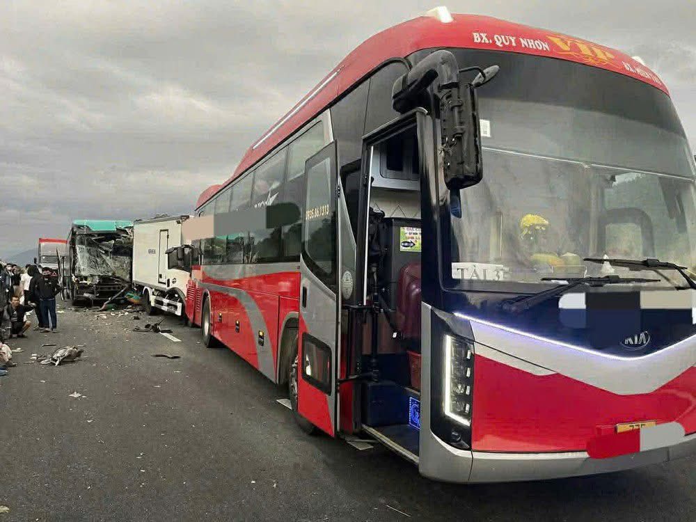 Tai nạn liên hoàn ở cao tốc Vân Phong - Nha Trang - Ảnh 2.