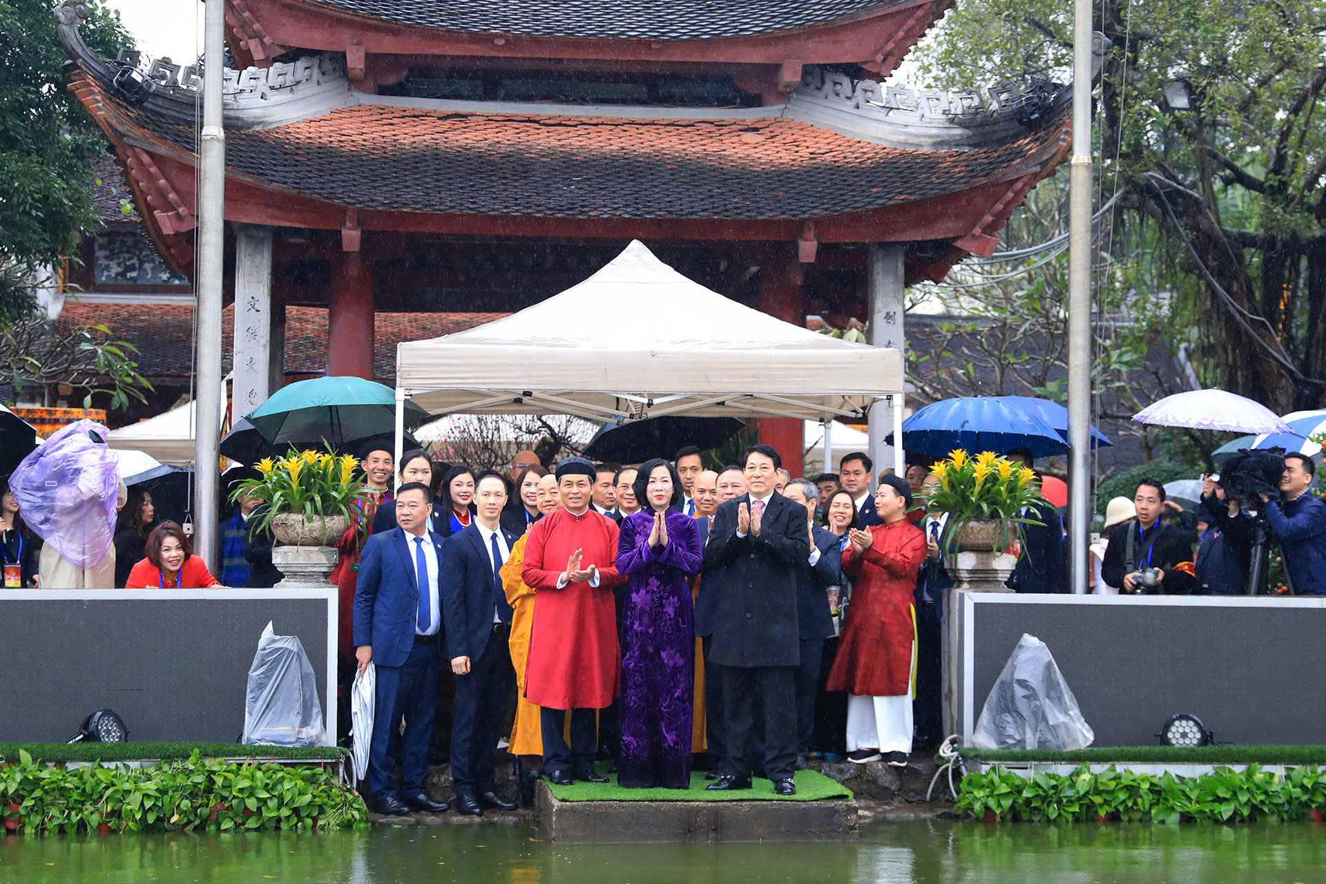 Chủ tịch nước Lương Cường c&ugrave;ng kiều b&agrave;o d&acirc;ng hương, thả c&aacute; ch&eacute;p - Ảnh 6.